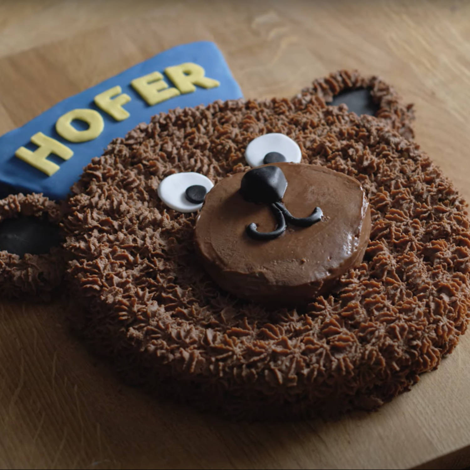 Serviervorschlag: HOFER Bär Kuchen mit Honig