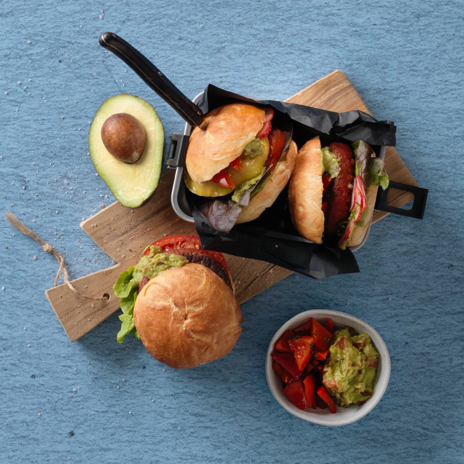 Serviervorschlag: Vegane Burger mit Avocado-Creme