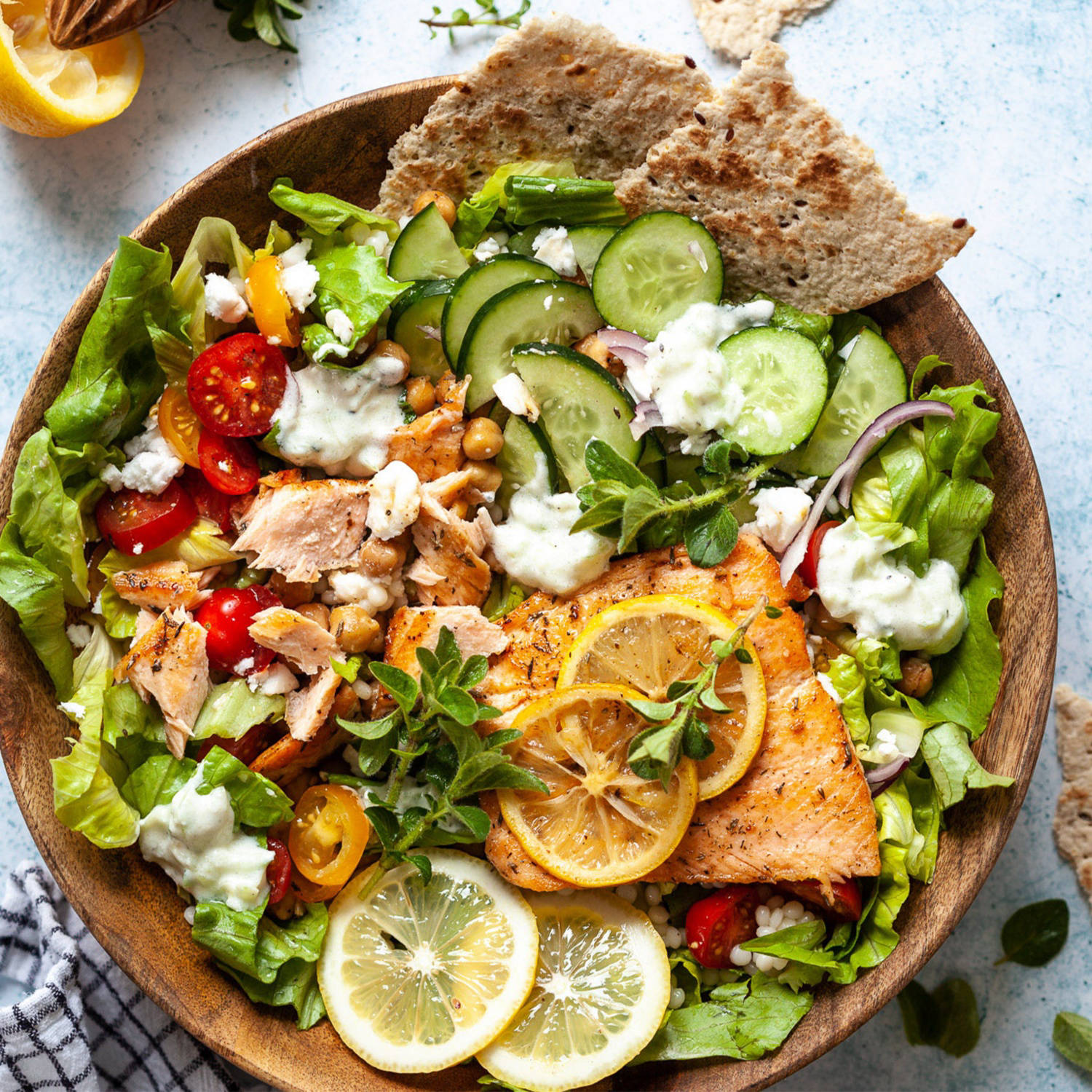 Serviervorschlag: Mediterrane Lachs-Salat-Bowl