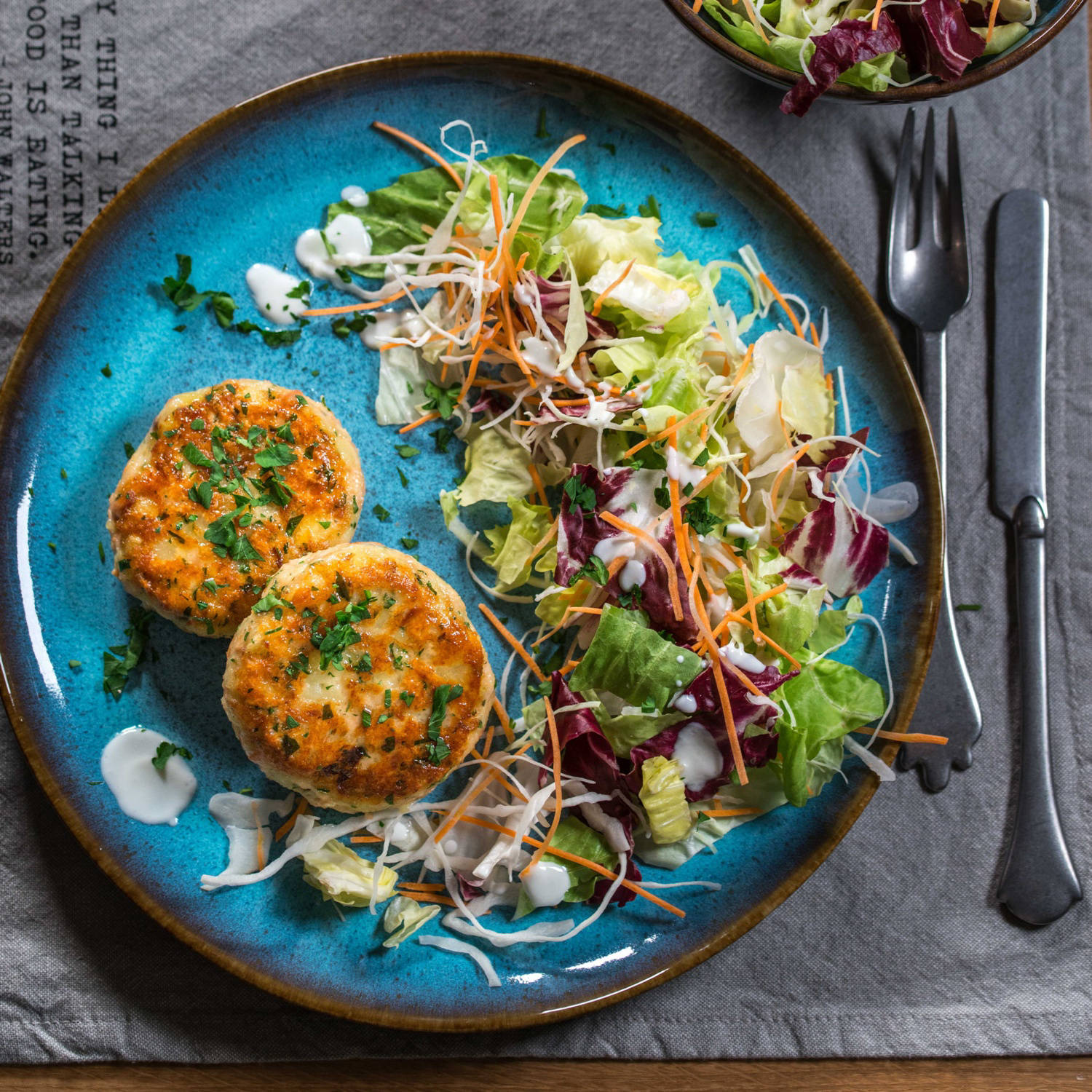 Serviervorschlag: Fischlaibchen mit knackigem Salat