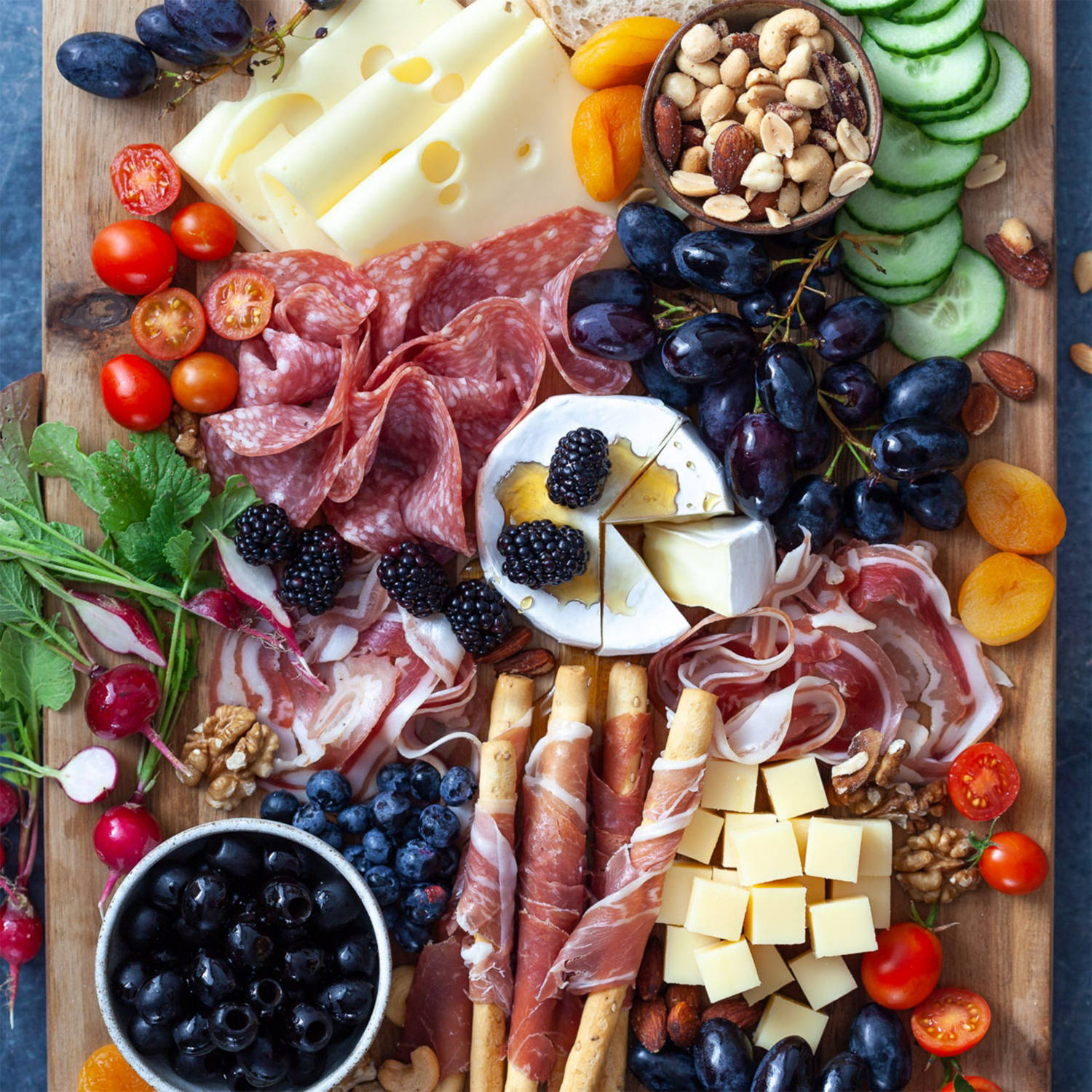 Serviervorschlag: Sommerliche Käse- und Wurstplatte