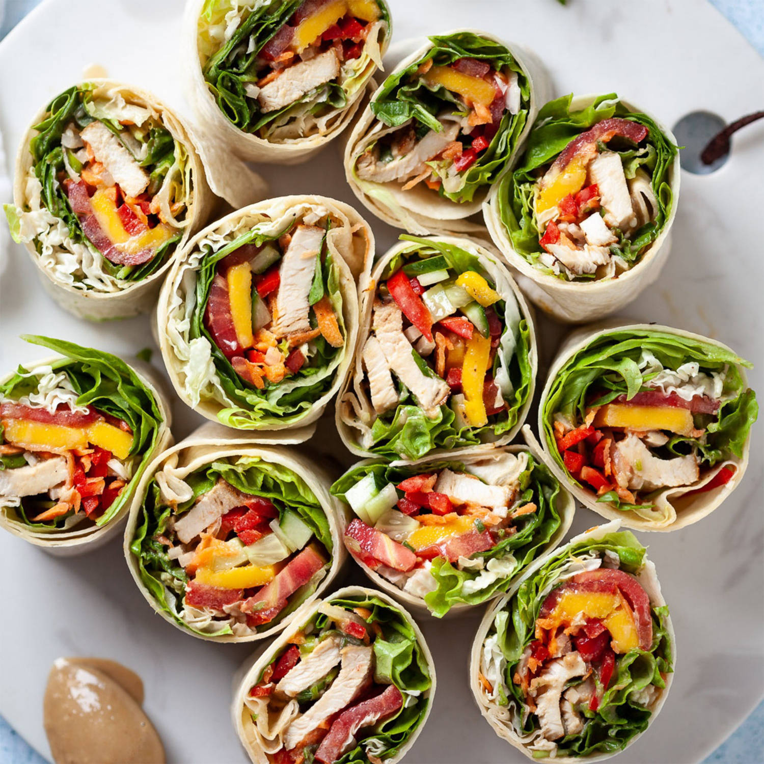 Serviervorschlag: Wraps mit Hühnerfilet-Streifen und Mango