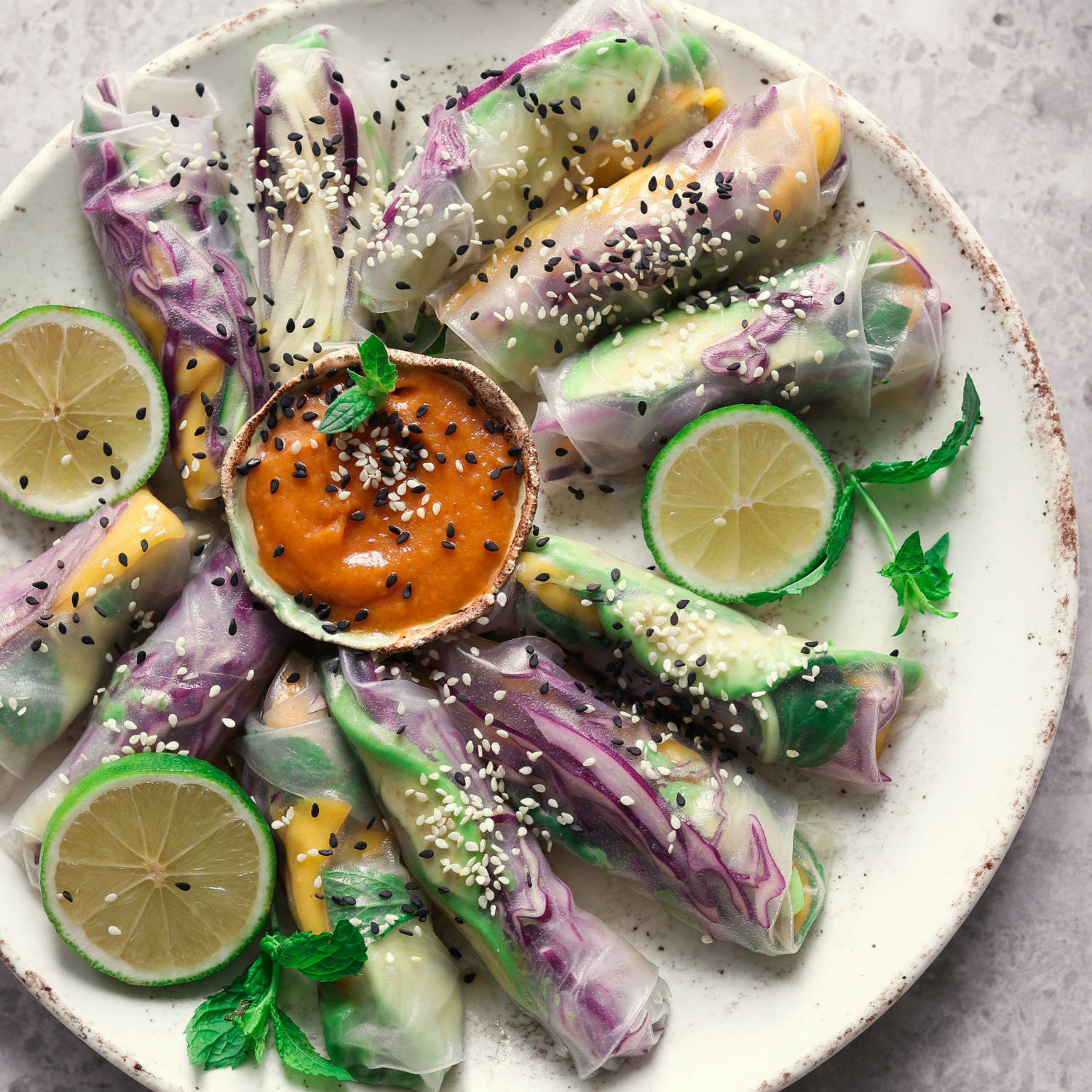 Serviervorschlag: Sommer-Rollen mit Erdnuss-Sauce