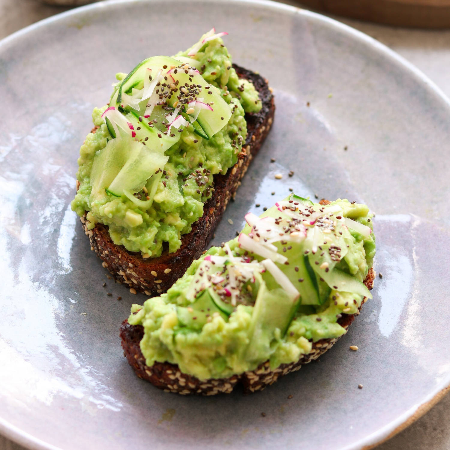Serviervorschlag: Getoastetes Vollkornbrot mit Avocadoaufstrich