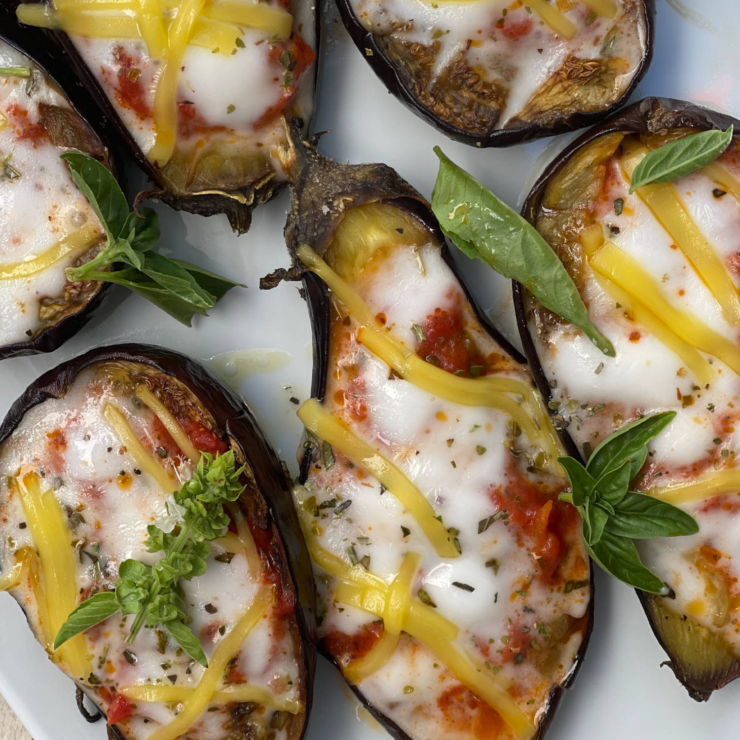 Serviervorschlag: Gebackene Melanzani mit veganem Käse