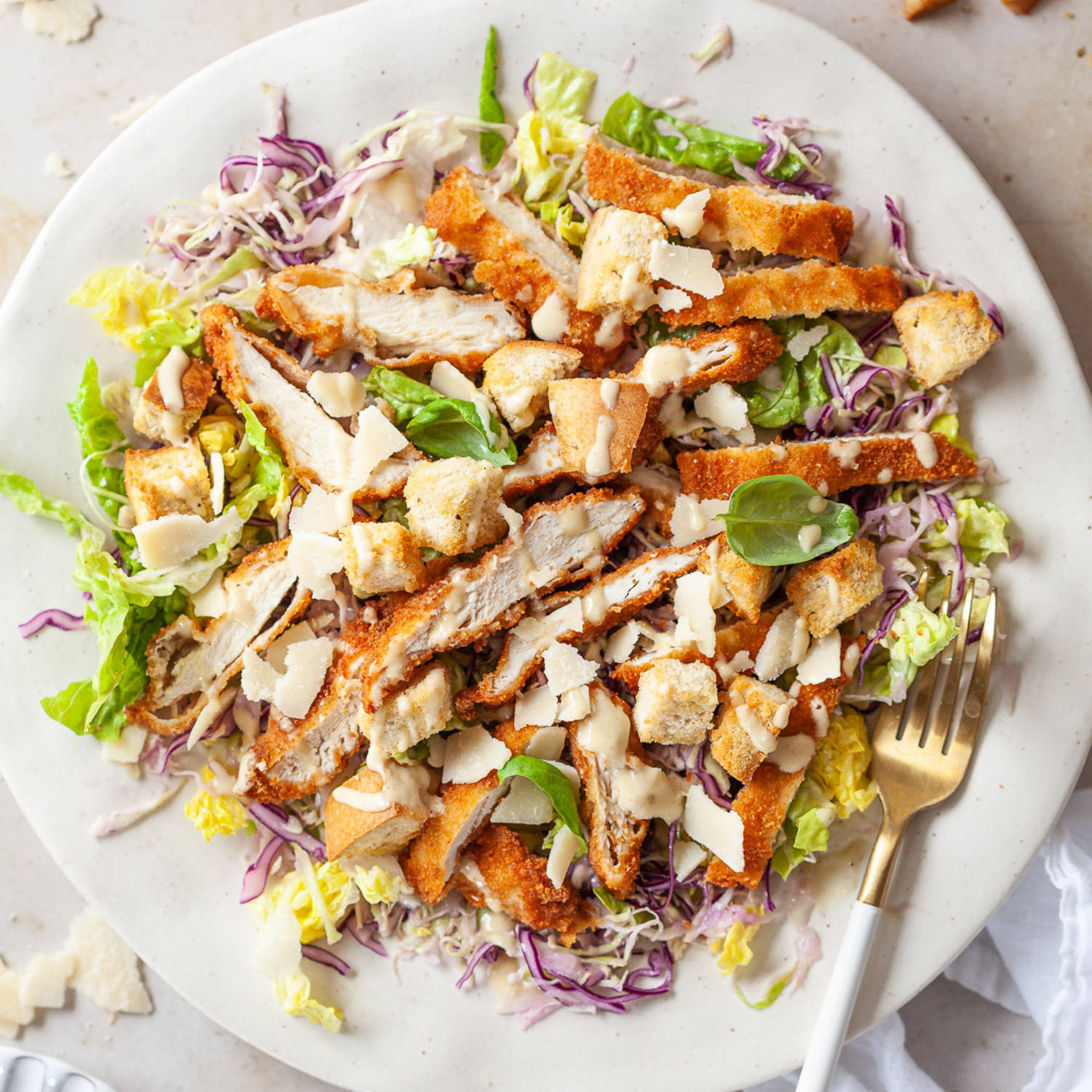 Serviervorschlag: Ceasar Salat mit knusprigem Hühnerfilet