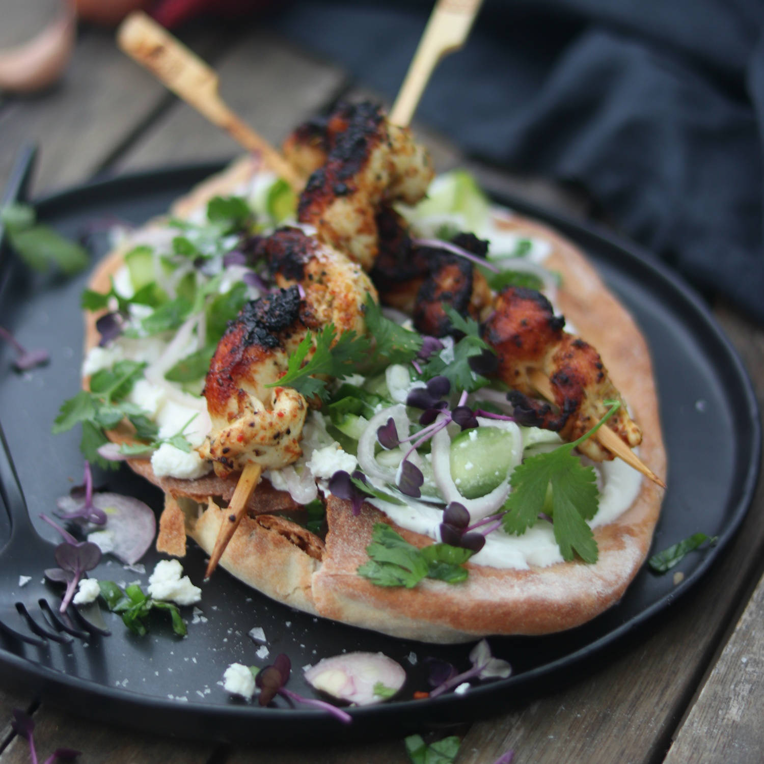 Serviervorschlag: Pita-Brot mit Hühner-Spießen und Gurken-Feta-Salat