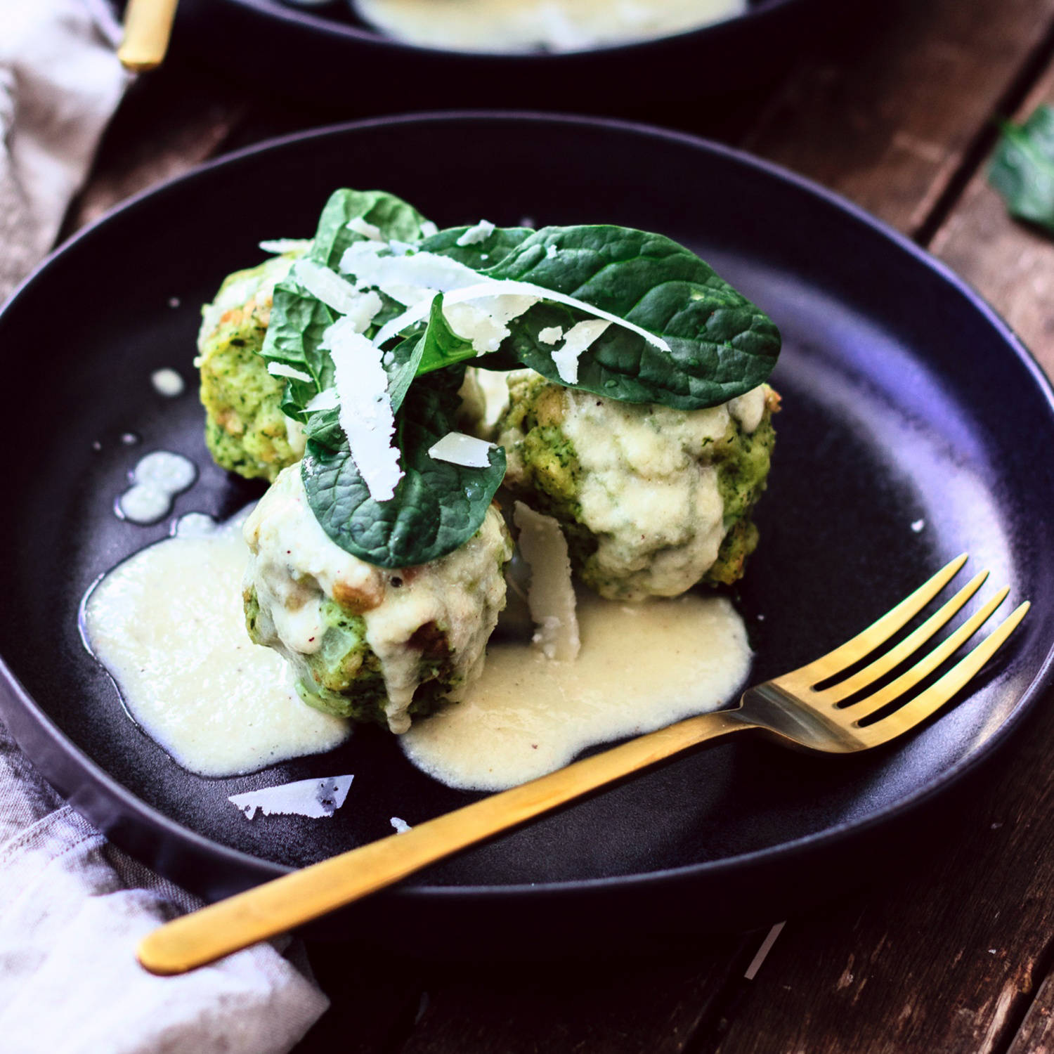 Serviervorschlag: Bärlauch-Knödel mit Weißwein-Soße