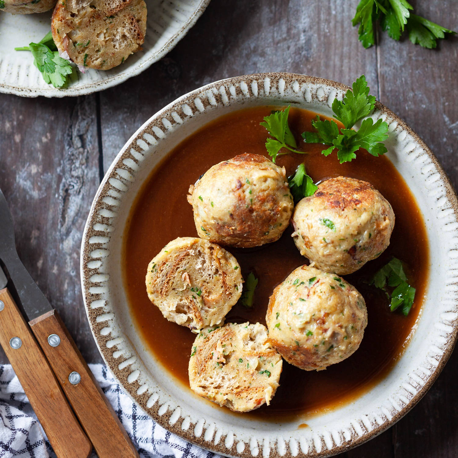 Serviervorschlag: Semmelknödel in Zwiebel-Sauce