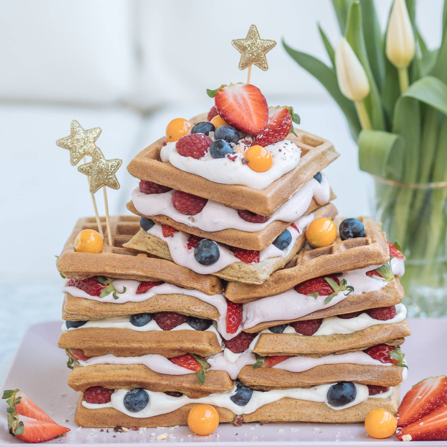 Serviervorschlag: Waffel-Torte mit Erdbeer-Mascarpone-Creme
