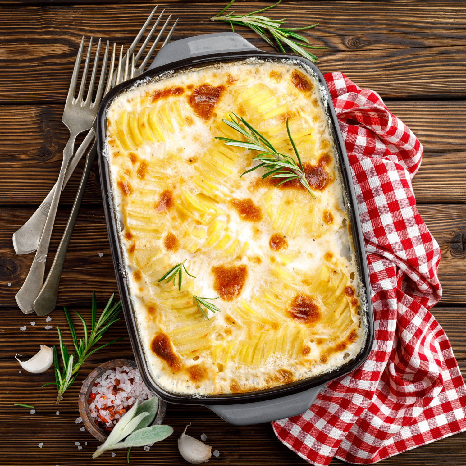 Serviervorschlag: Kartoffelgratin mit Gemüse