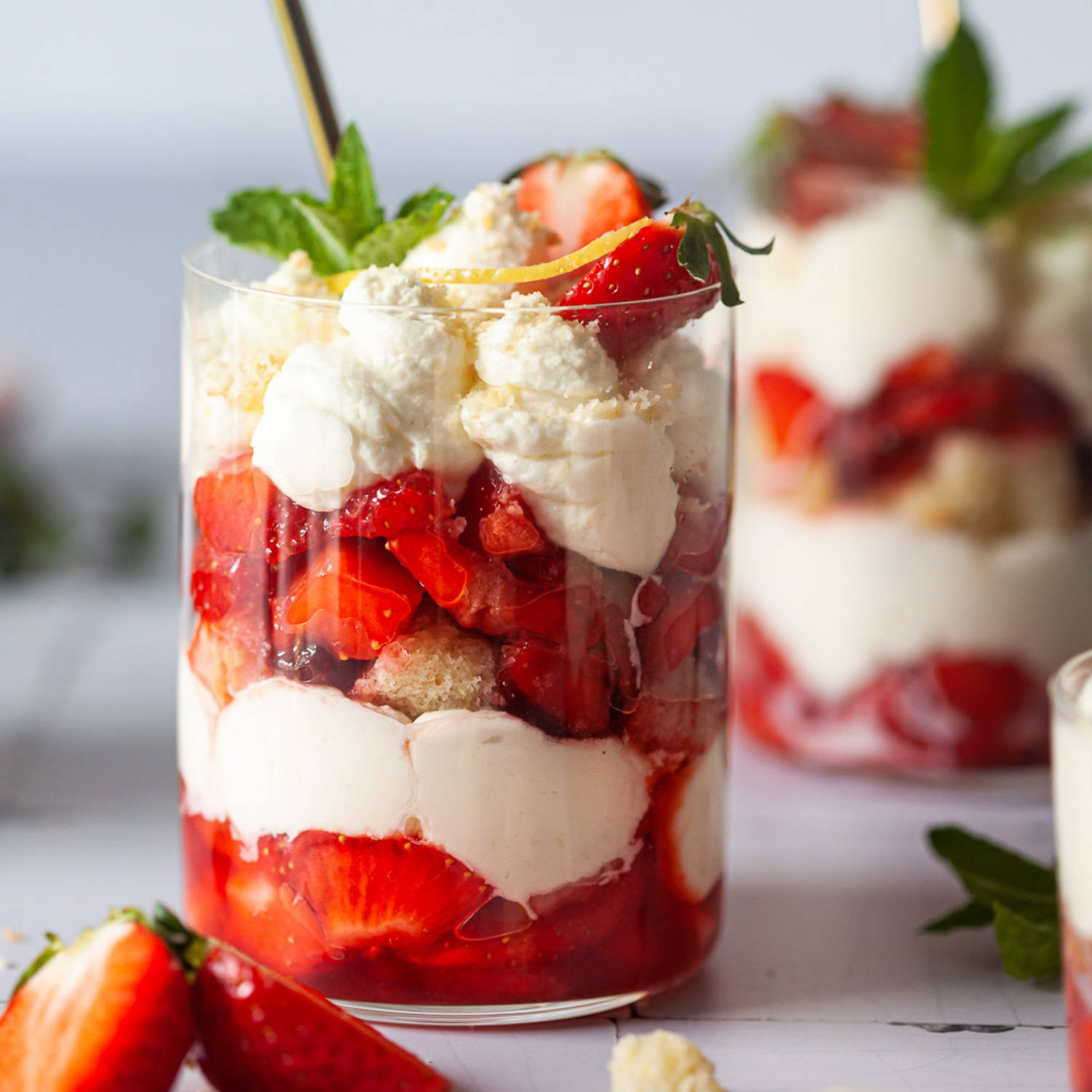 Serviervorschlag: Erdbeer-Schicht-Dessert im Glas