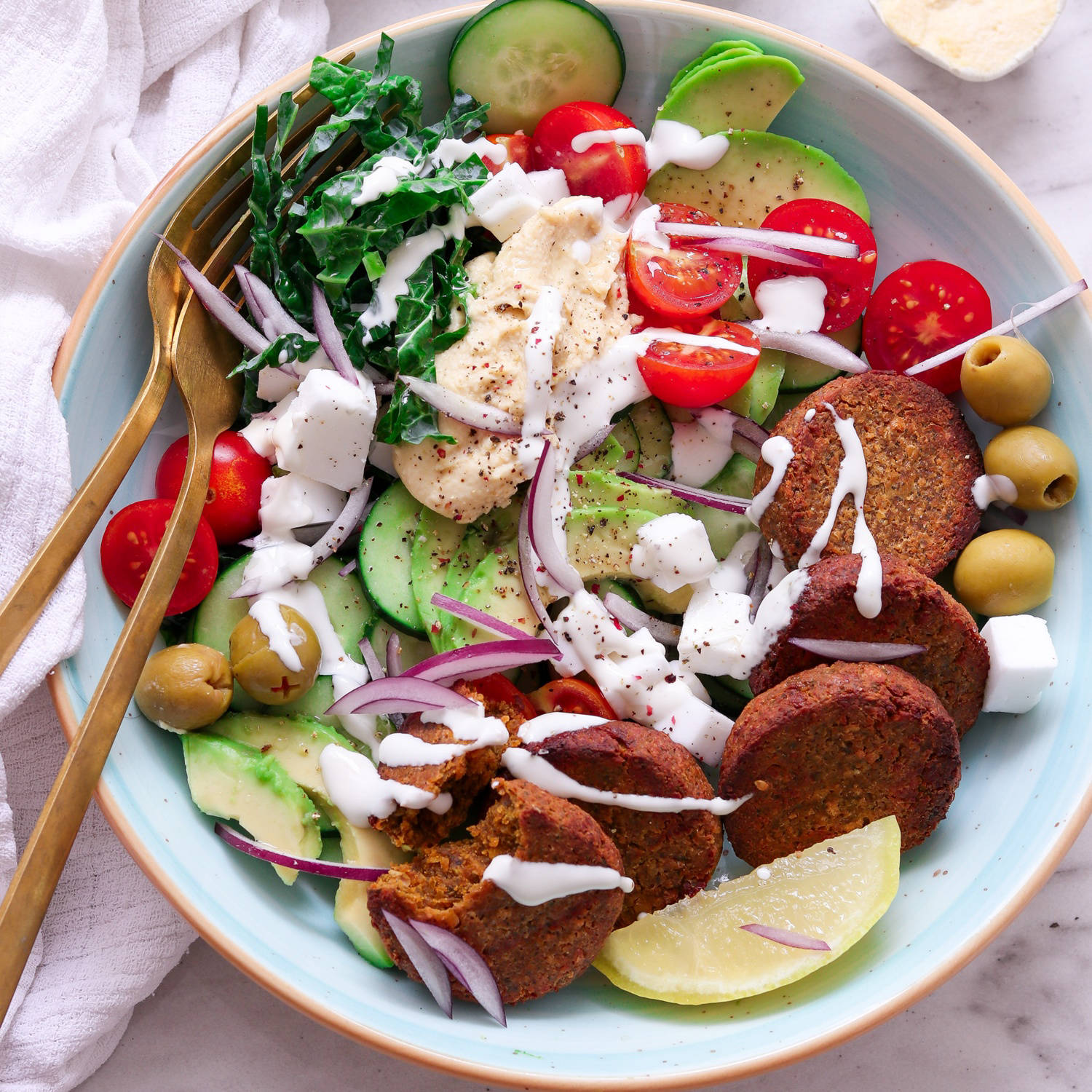 Serviervorschlag: Falafel-Salat mit Tahini Dressing