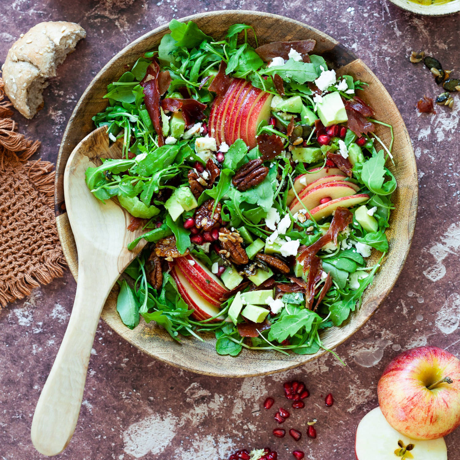 Serviervorschlag: Rucola-Salat mit Äpfeln und Feta