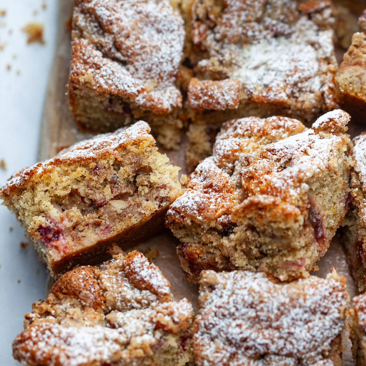 Serviervorschlag: Zwetschkenkuchen mit Nuss-Streuseln
