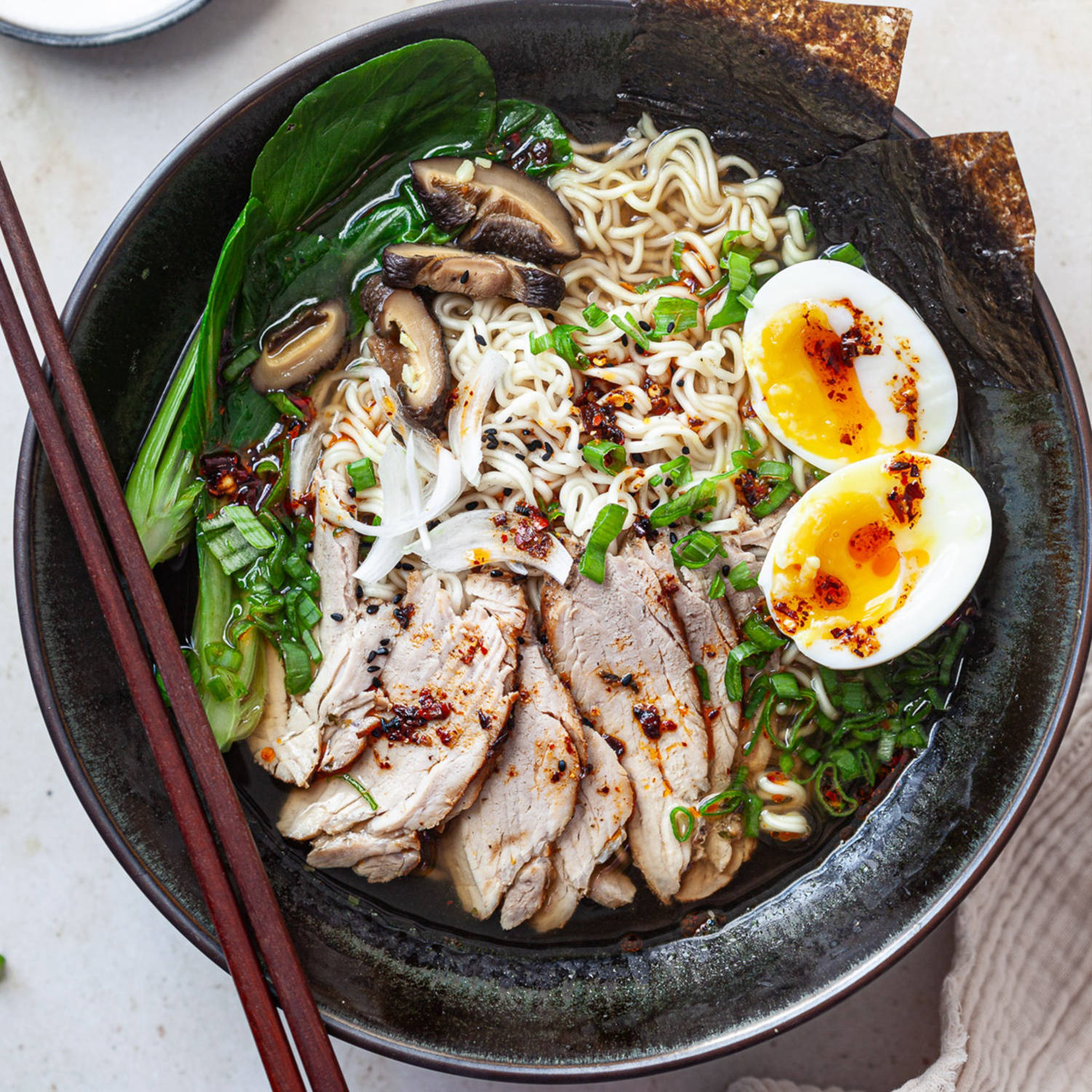Serviervorschlag: Ramen-Nudelsuppe mit Schweinefleisch