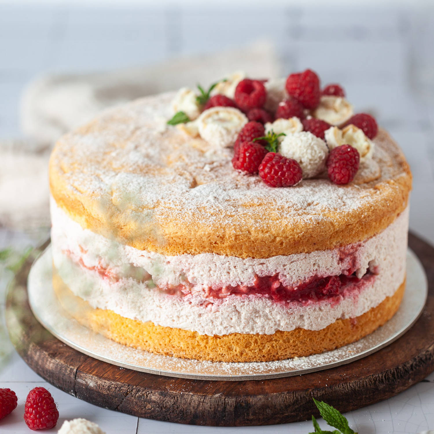 Serviervorschlag: Himbeer-Topfen-Torte