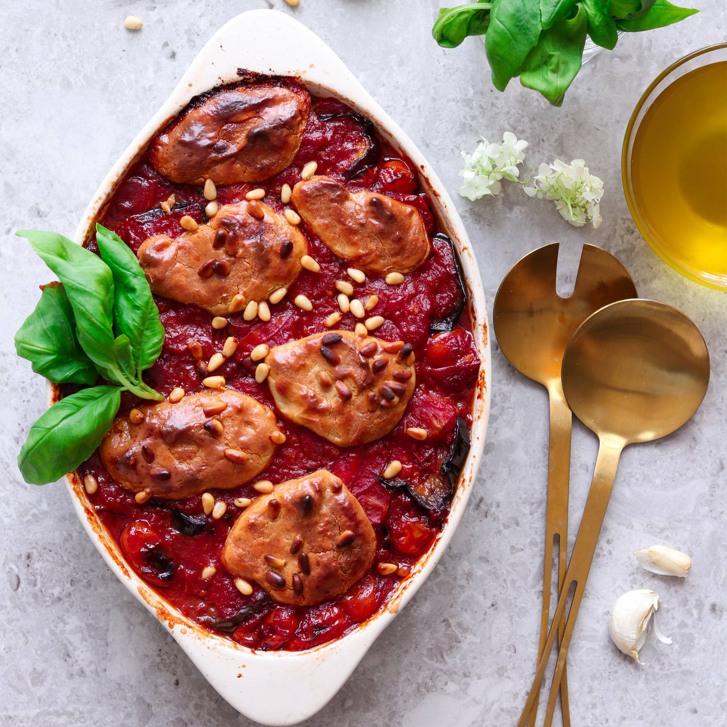 Serviervorschlag: Vegane Parmigiana mit Melanzani