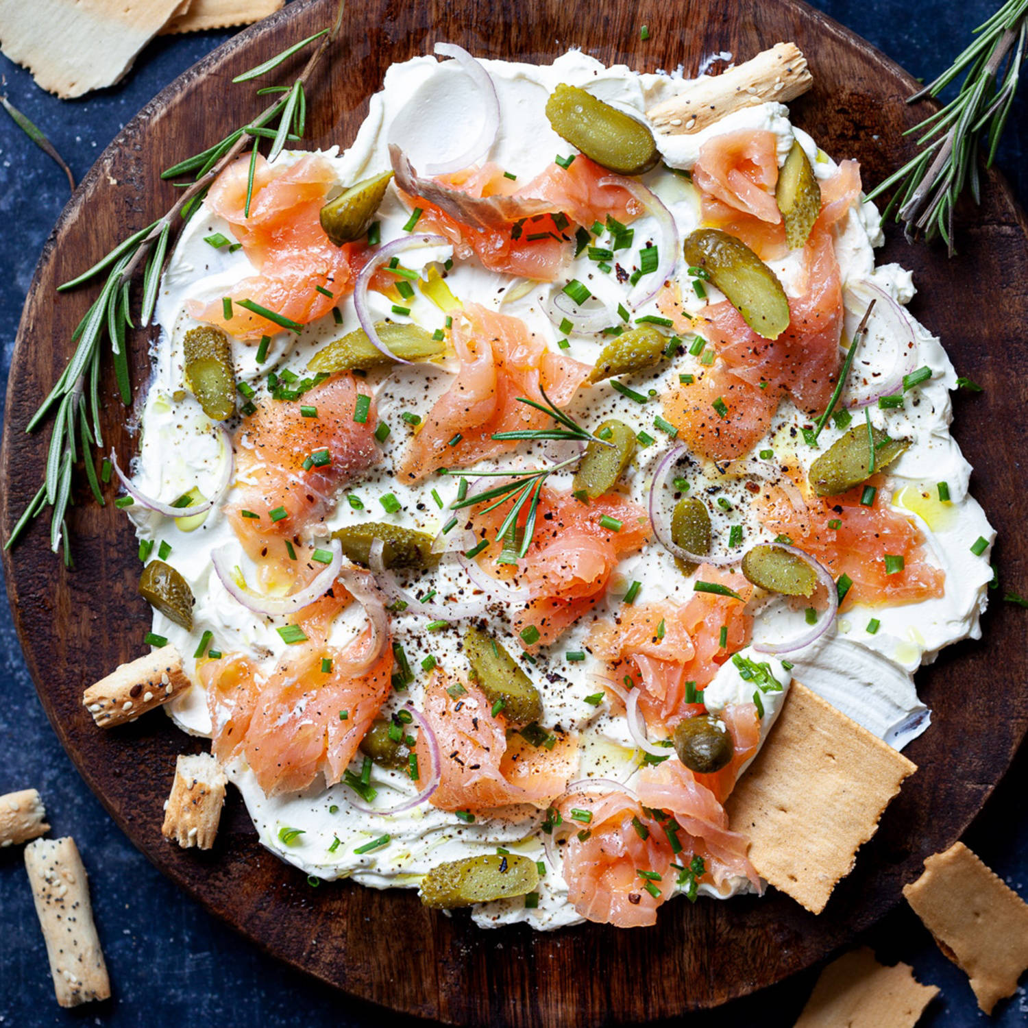 Serviervorschlag: Frischkäse-Board mit geräuchertem Lachs