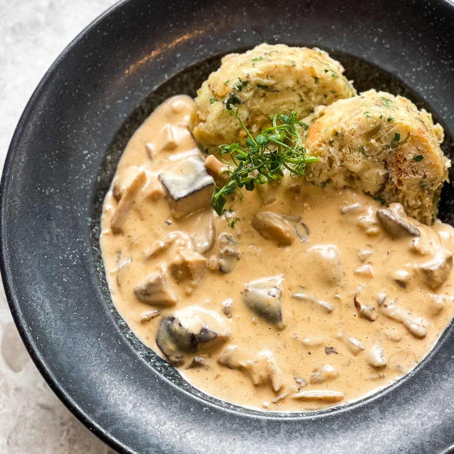 Serviervorschlag: Vegane Semmelknödel mit Champignonsauce