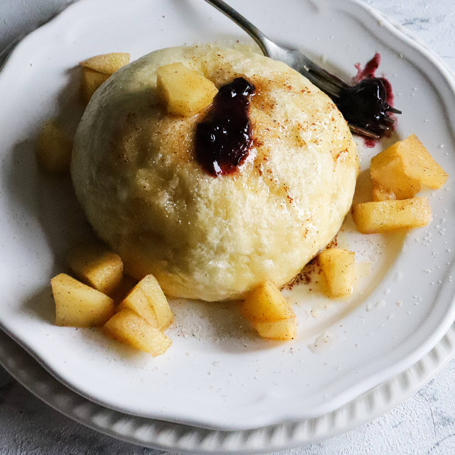 Serviervorschlag: Germknödel mit Butter und Apfelkompott