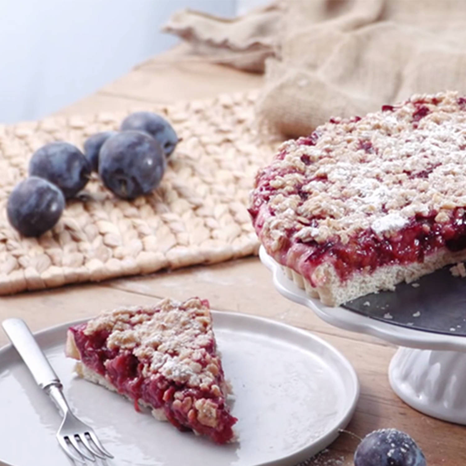 Serviervorschlag: Zwetschgen-Kuchen mit Haferflockenstreuseln