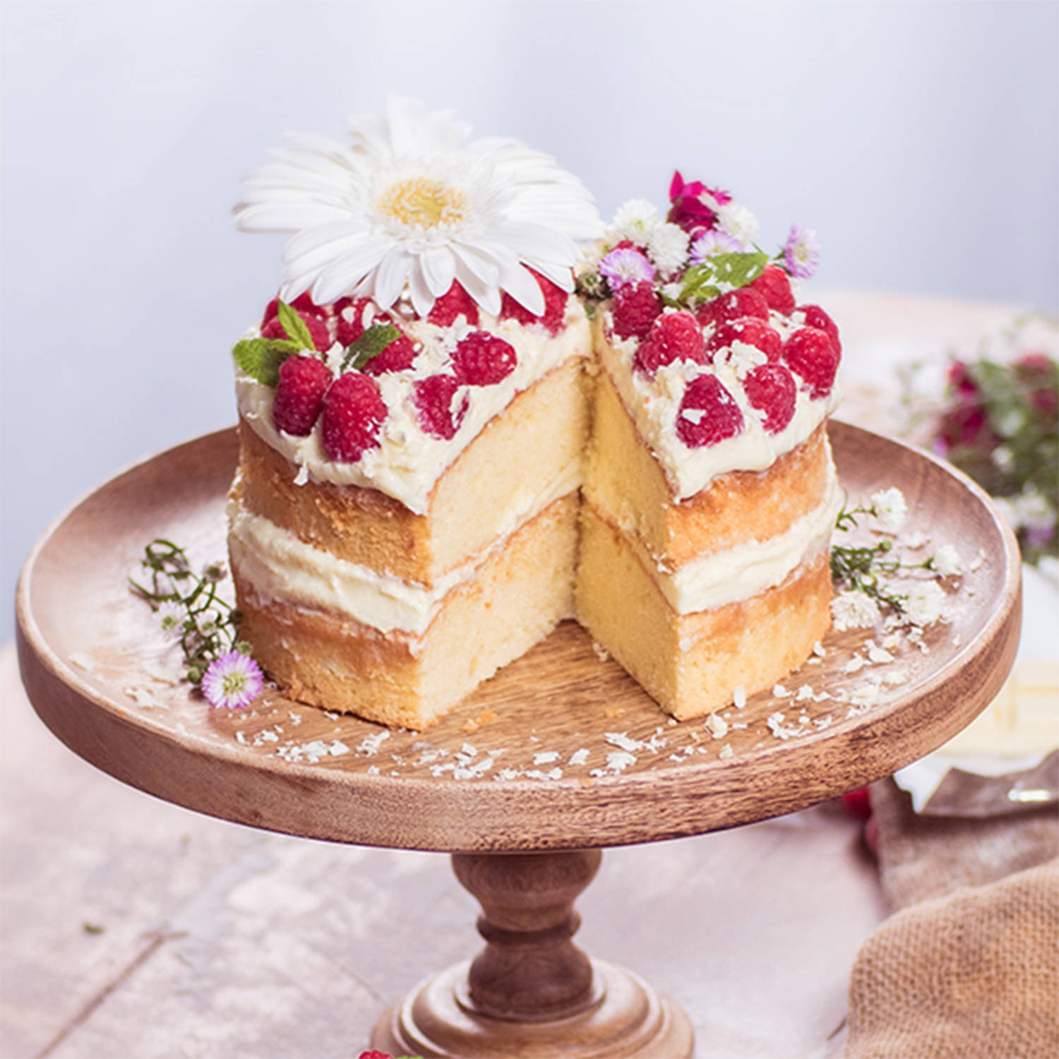 Serviervorschlag: Himbeer-Torte mit weißer Schokolade