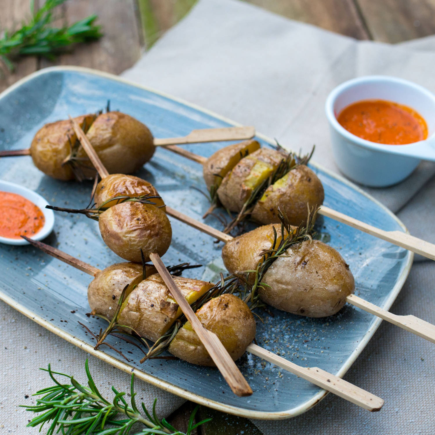 Kartoffelspieße vom Grill mit Paprikadip