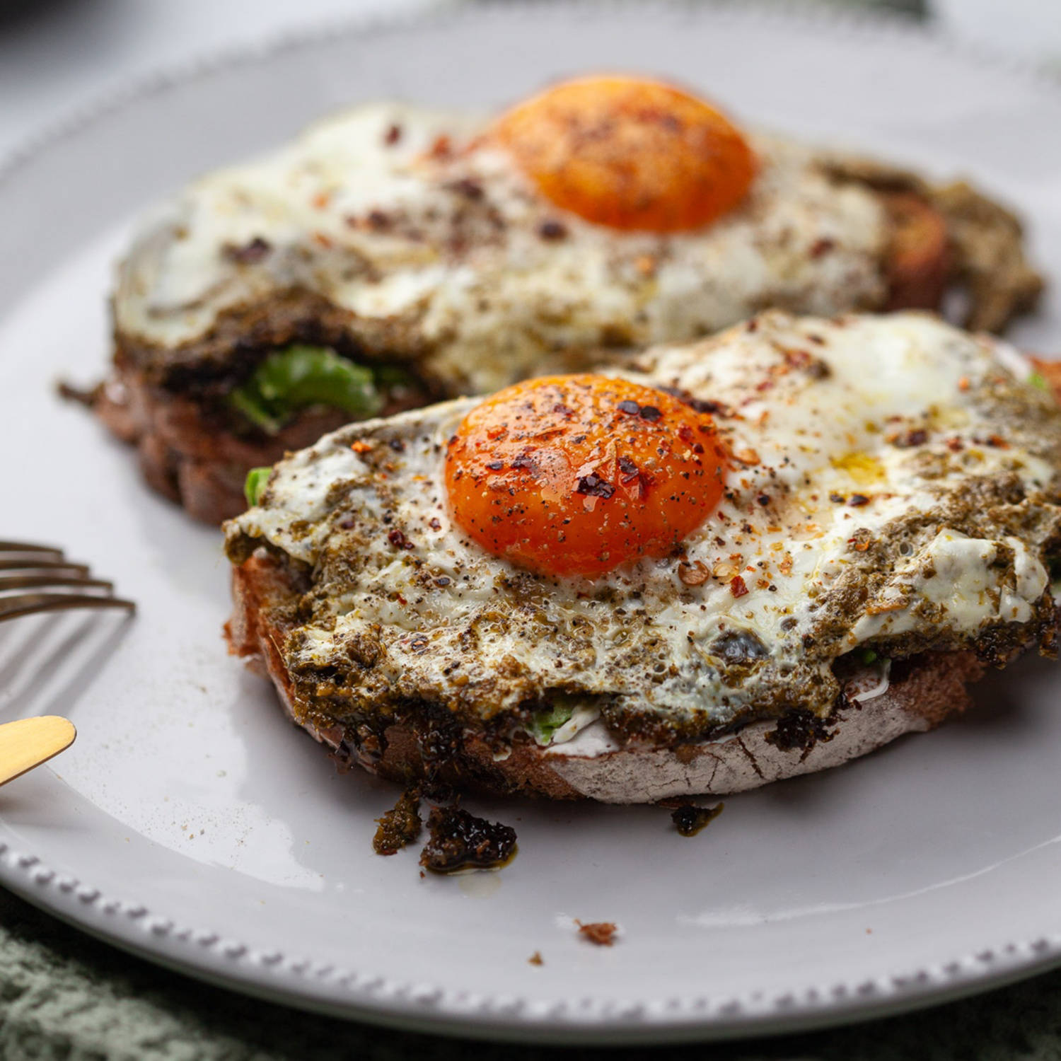 Serviervorschlag: Feta-Pesto-Toast mit Spiegelei