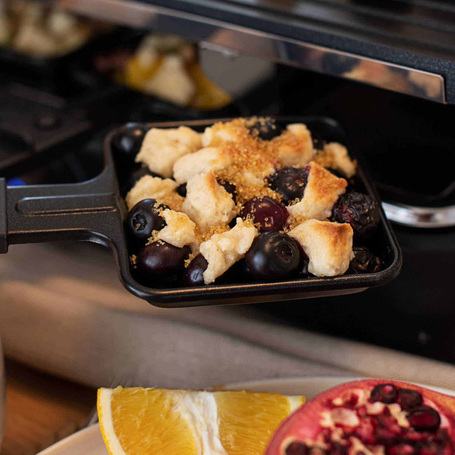 Serviervorschlag: Süßes Früchte Crumble Raclette