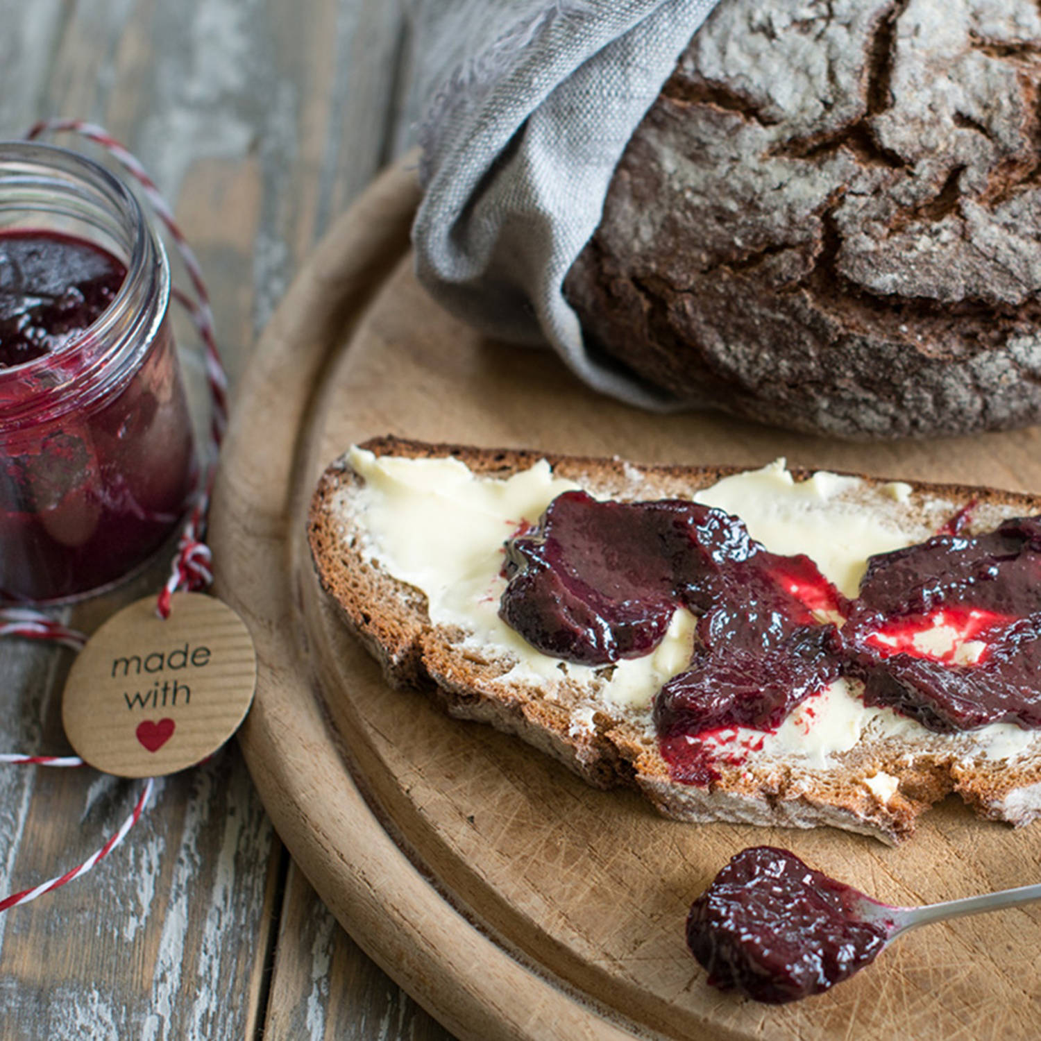 Serviervorschlag: Marmelade von der schwarzen Johannisbeere
