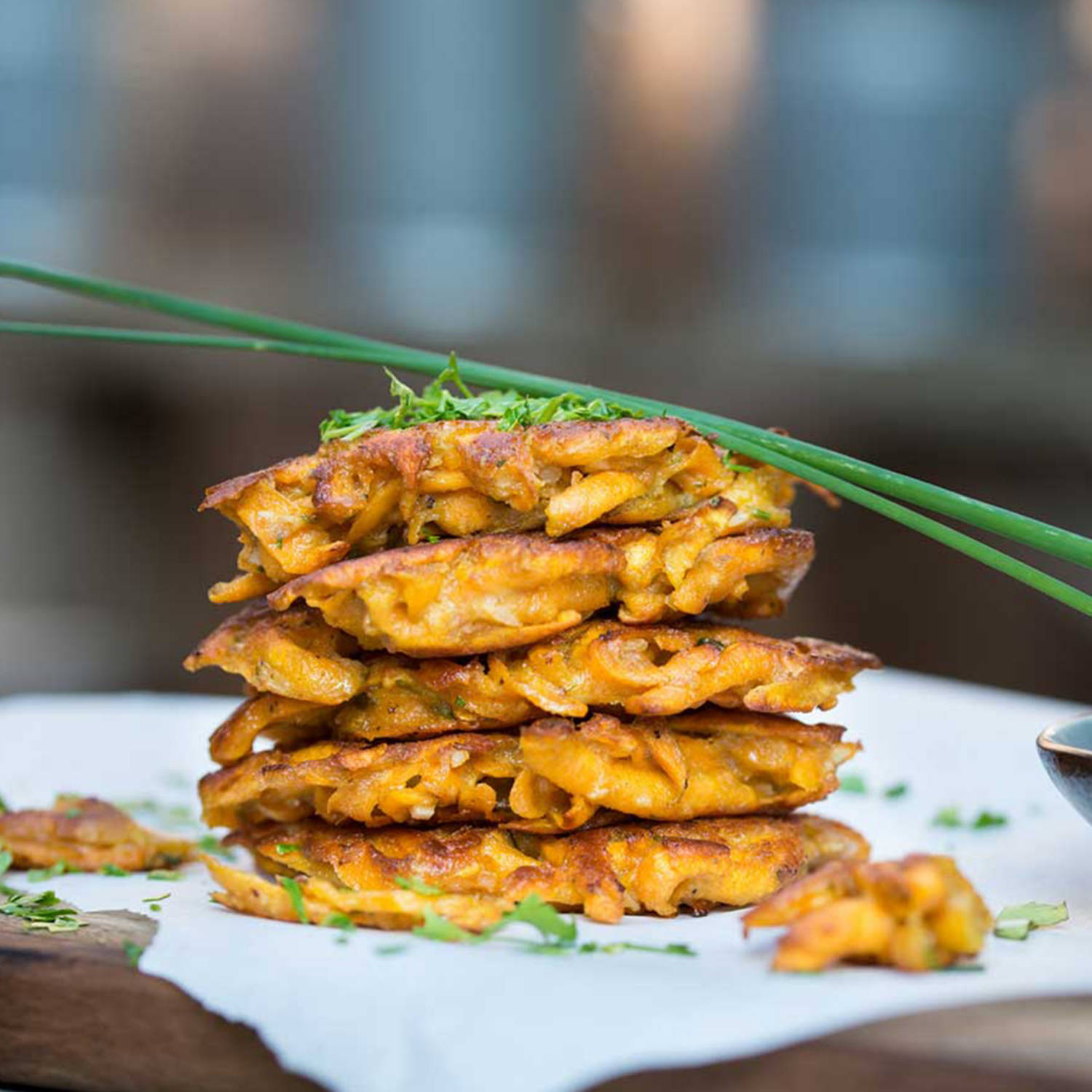 Serviervorschlag: Süßkartoffelpuffer mit Sauerrahm Dip