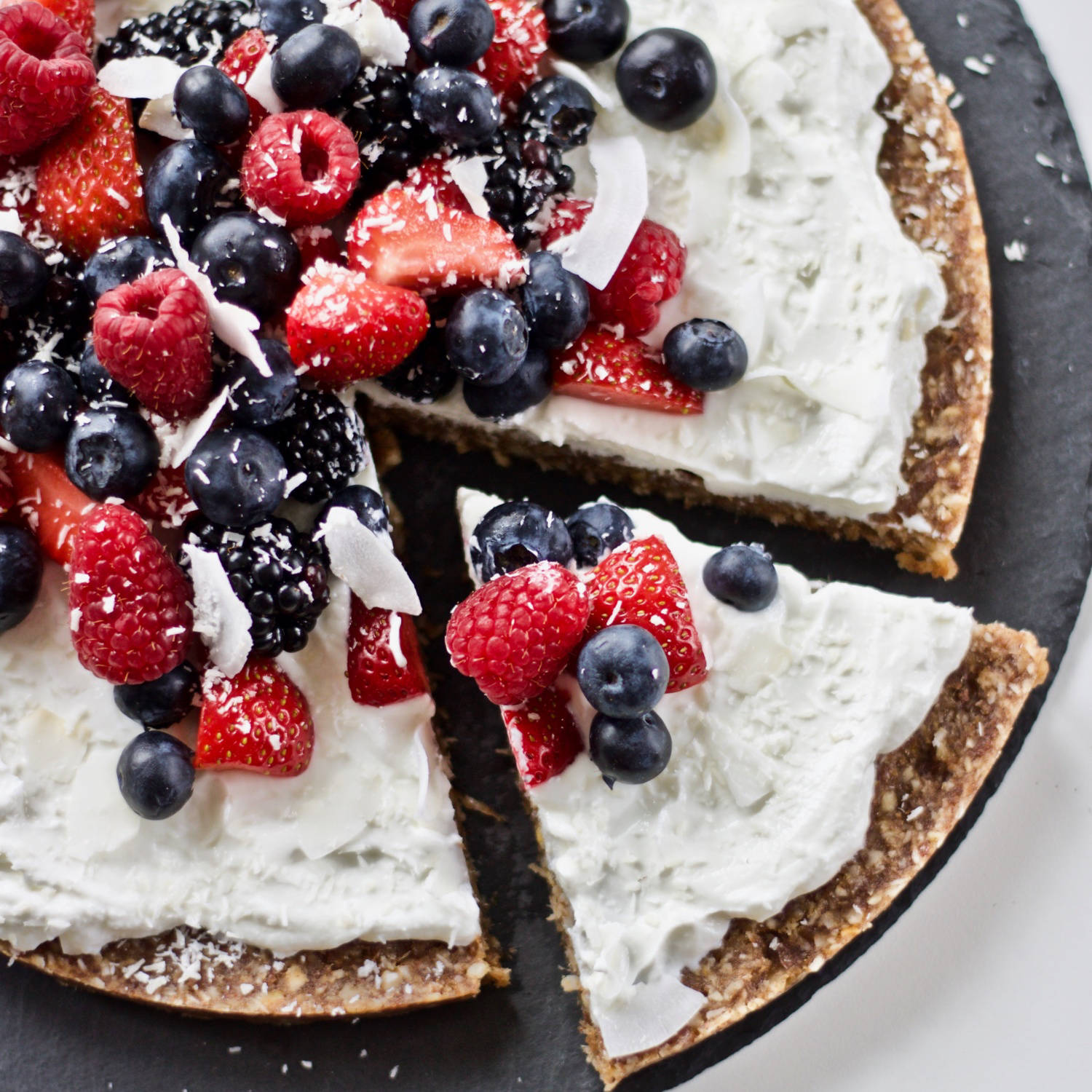 Serviervorschlag: Raw Skyr Pizza mit Beeren