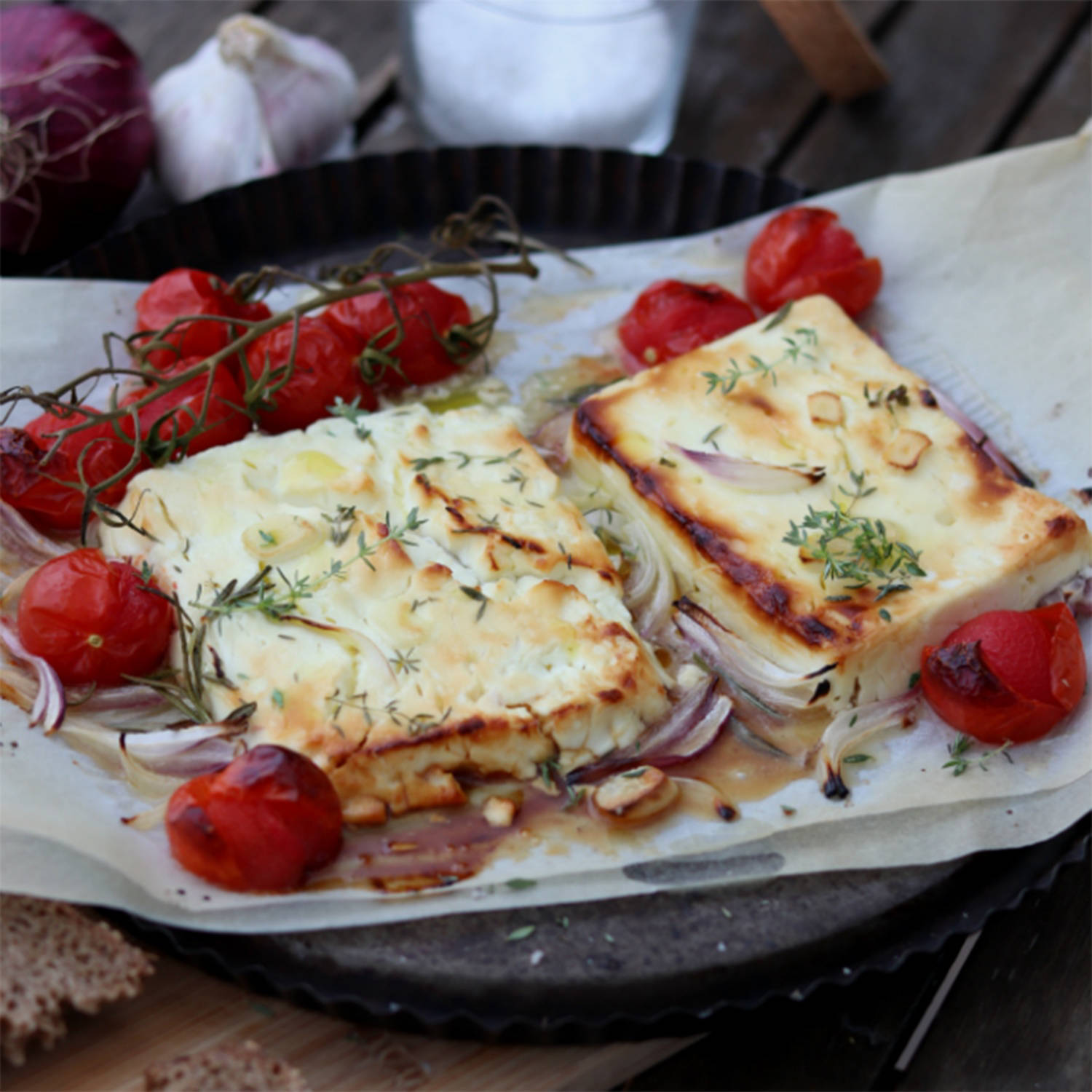 Serviervorschlag: Feta aus dem Ofen mit Honig und Zwiebeln