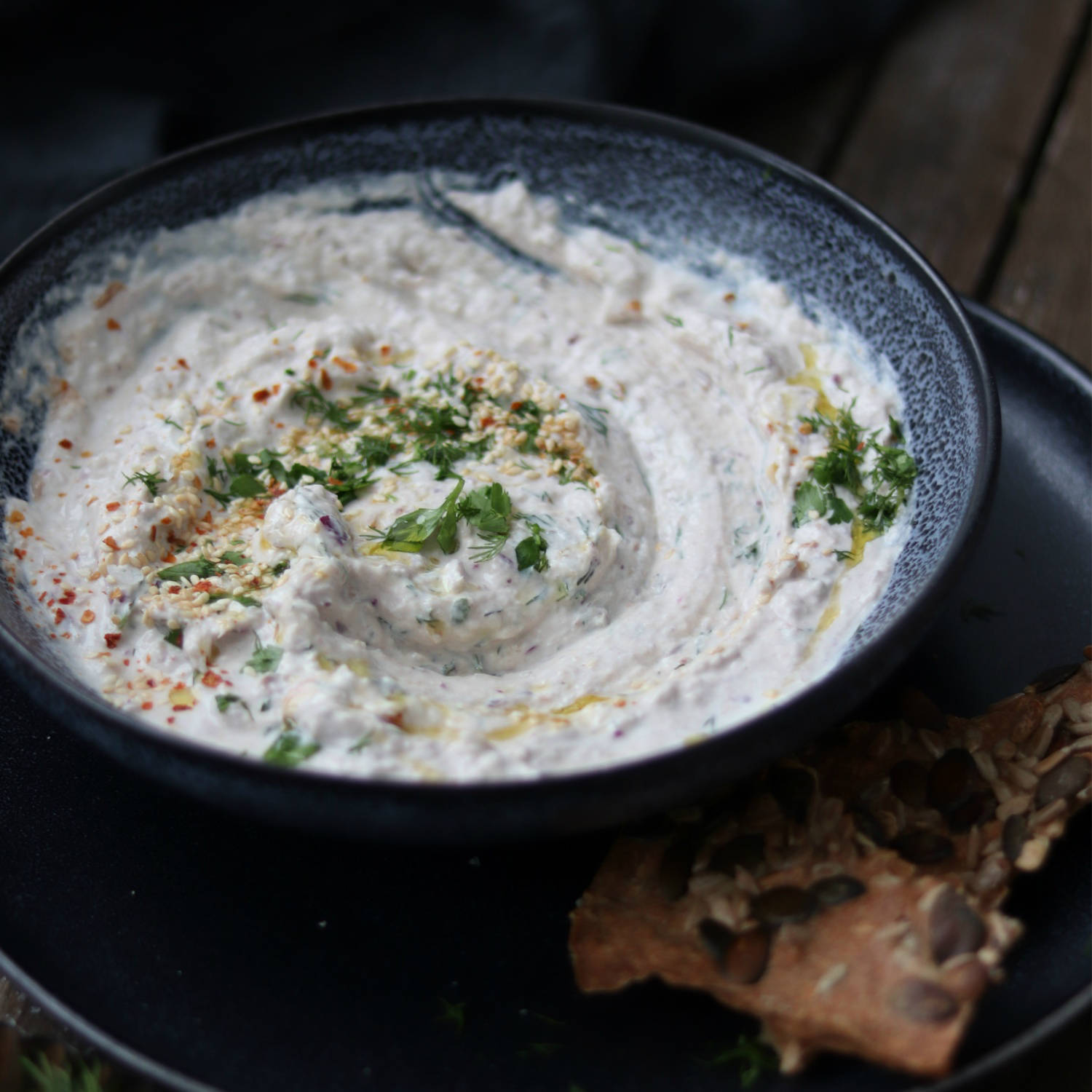 Serviervorschlag: Körner-Knäckebrot mit Thunfisch-Topfenaufstrich