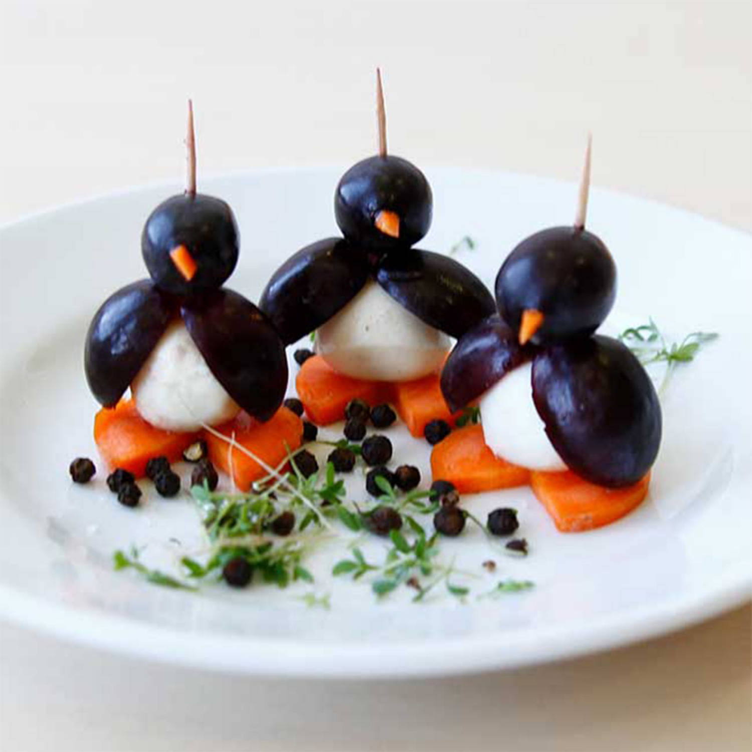 Serviervorschlag: Mozzarella-Pinguine mit Oliven