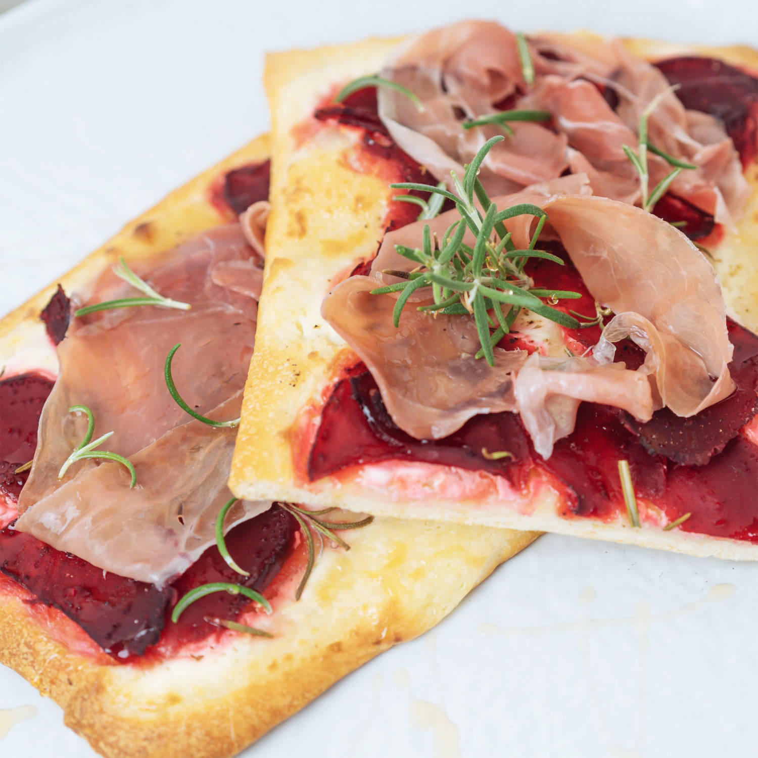Serviervorschlag: Flammkuchen mit roter Beete, Schafskäse und Honig