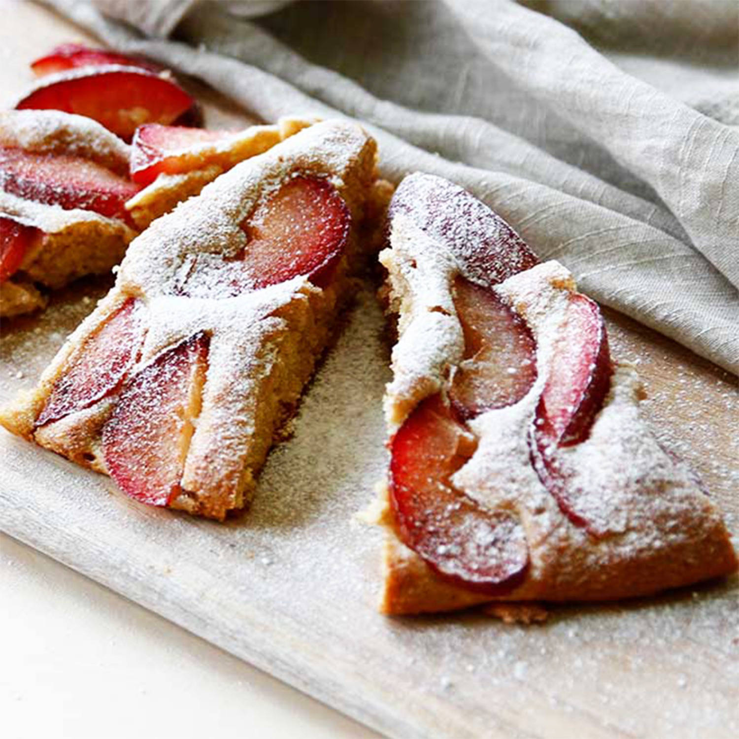 Serviervorschlag: Dinkel-Joghurt Zwetschkenkuchen