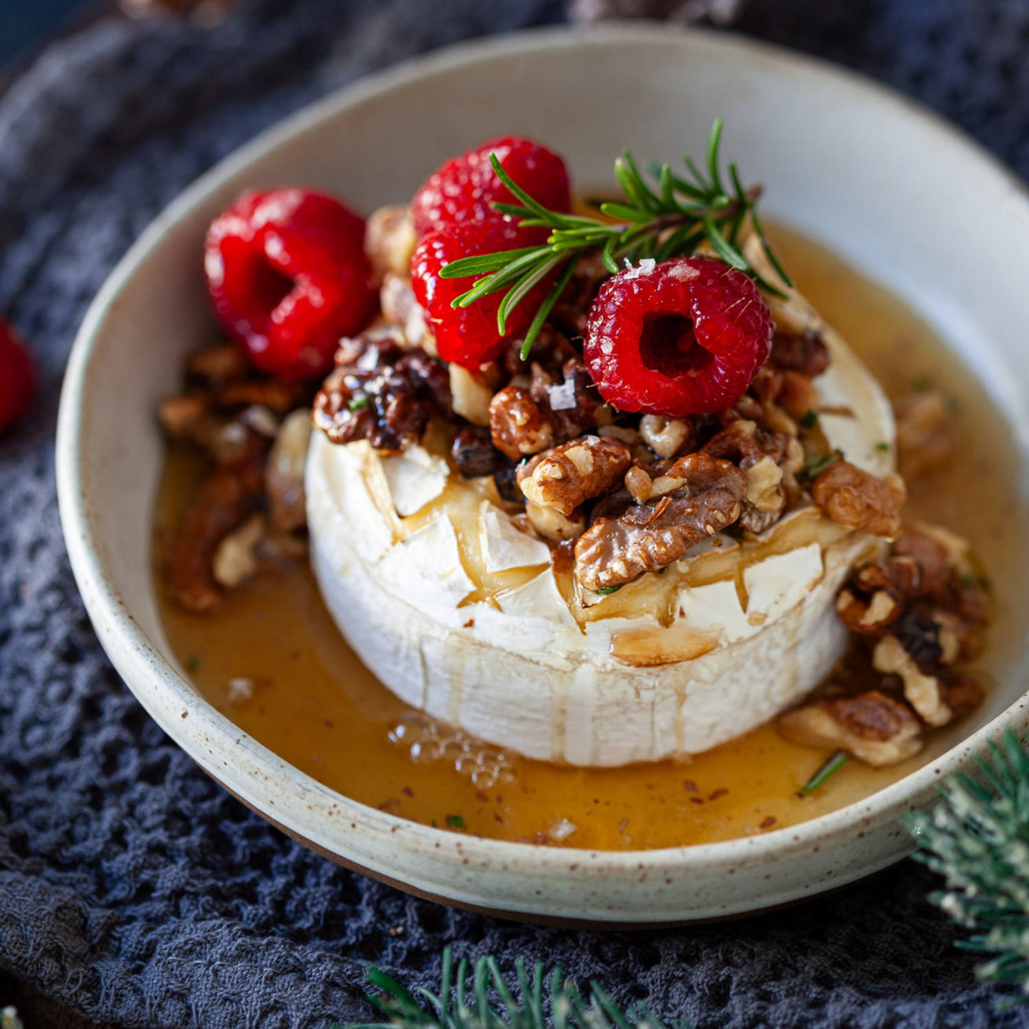 Serviervorschlag: Gebackener Camembert mit Honig und Walnüssen