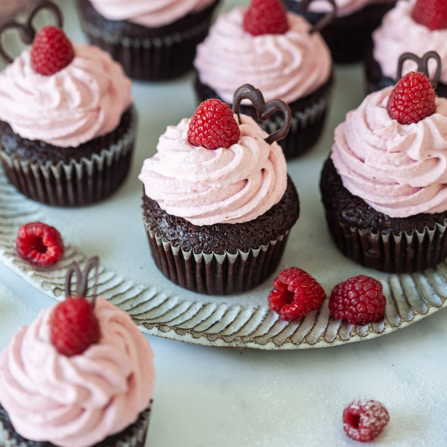 Serviervorschlag: Valentins-Cupcakes mit Himbeercreme