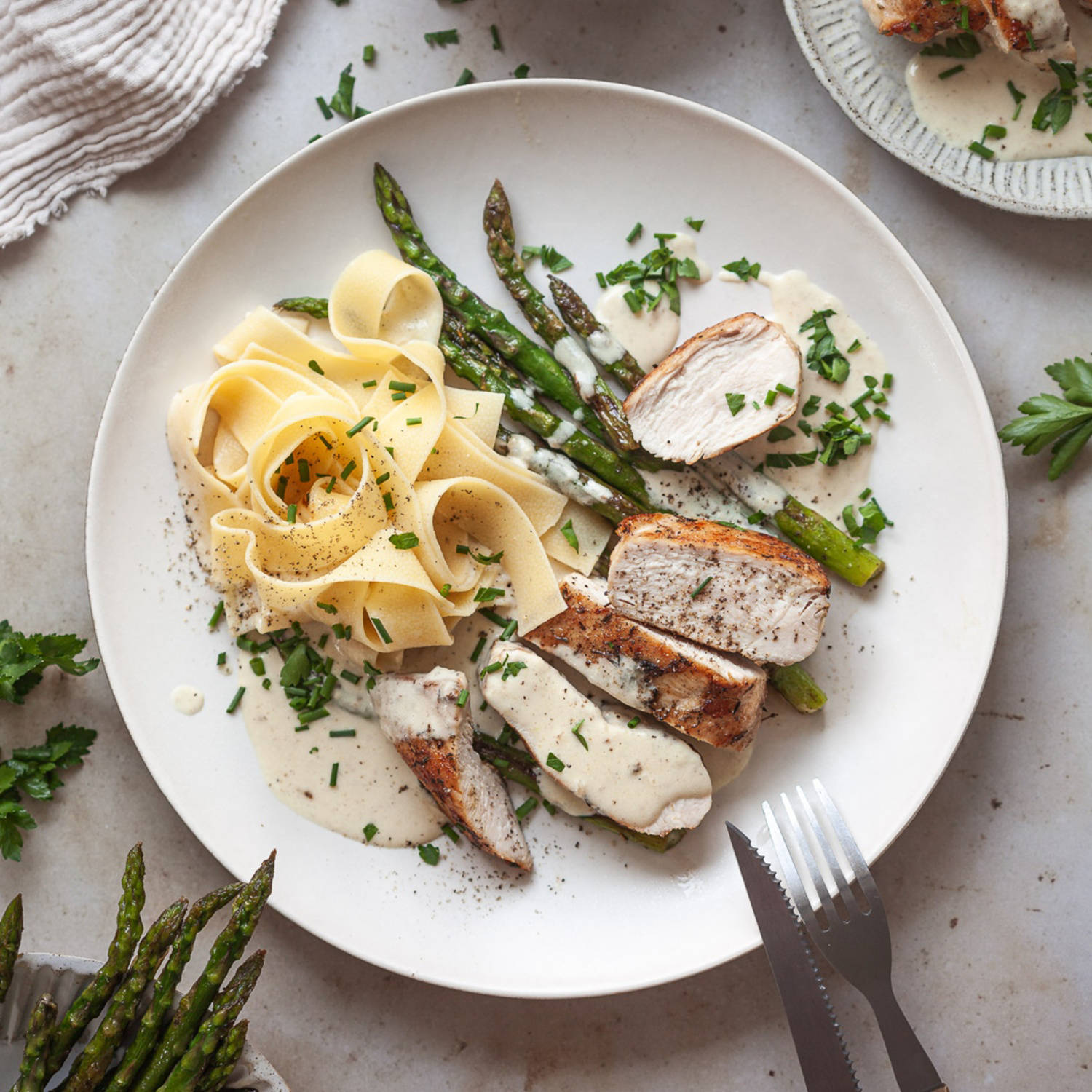 Serviervorschlag: Knoblauch-Huhn in cremiger Soße