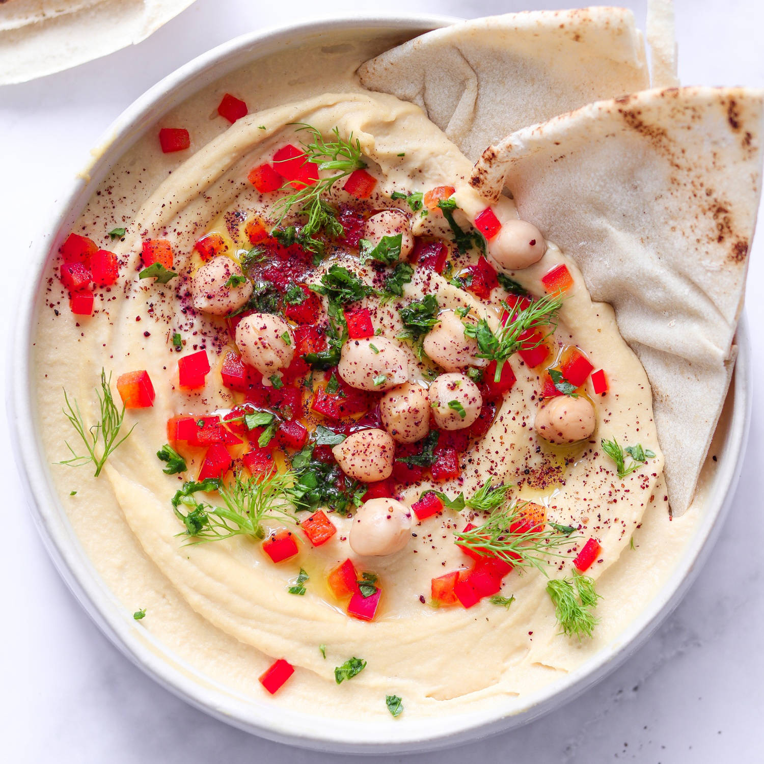 Serviervorschlag: Hummus mit Erdnussbutter