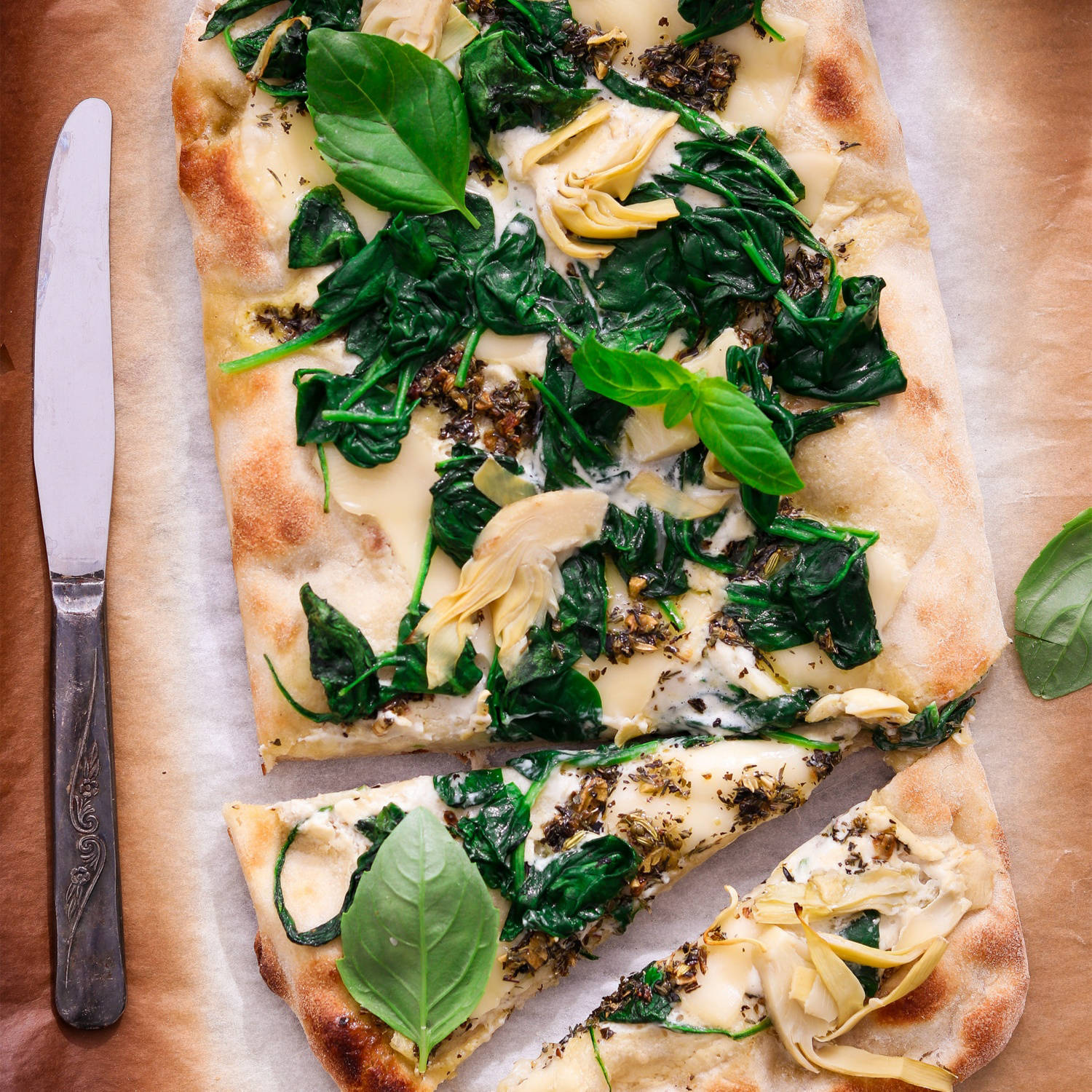 Serviervorschlag: Pinsa mit Spinat und Artischocken