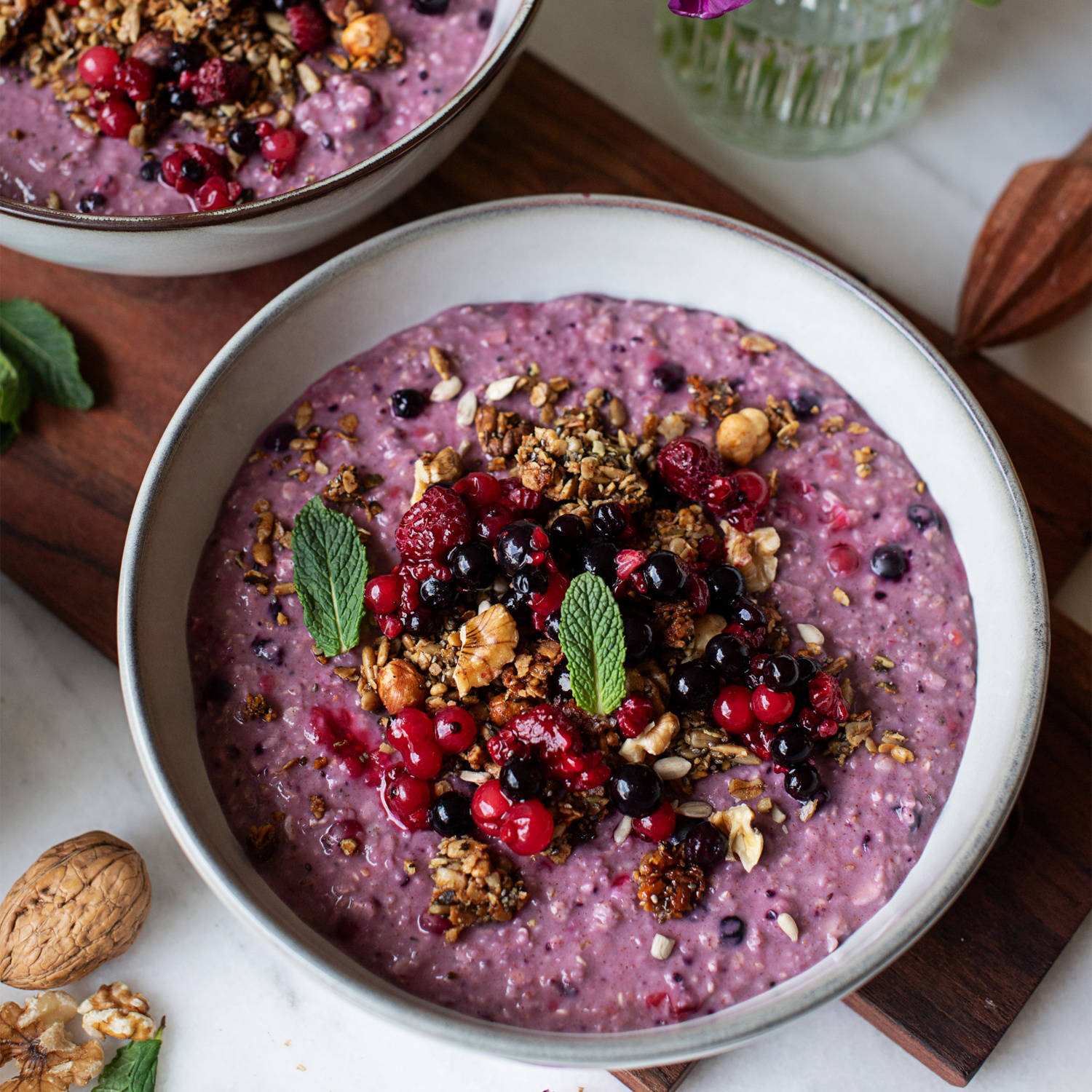 Serviervorschlag: Beeren Porridge mit Knuspergranola