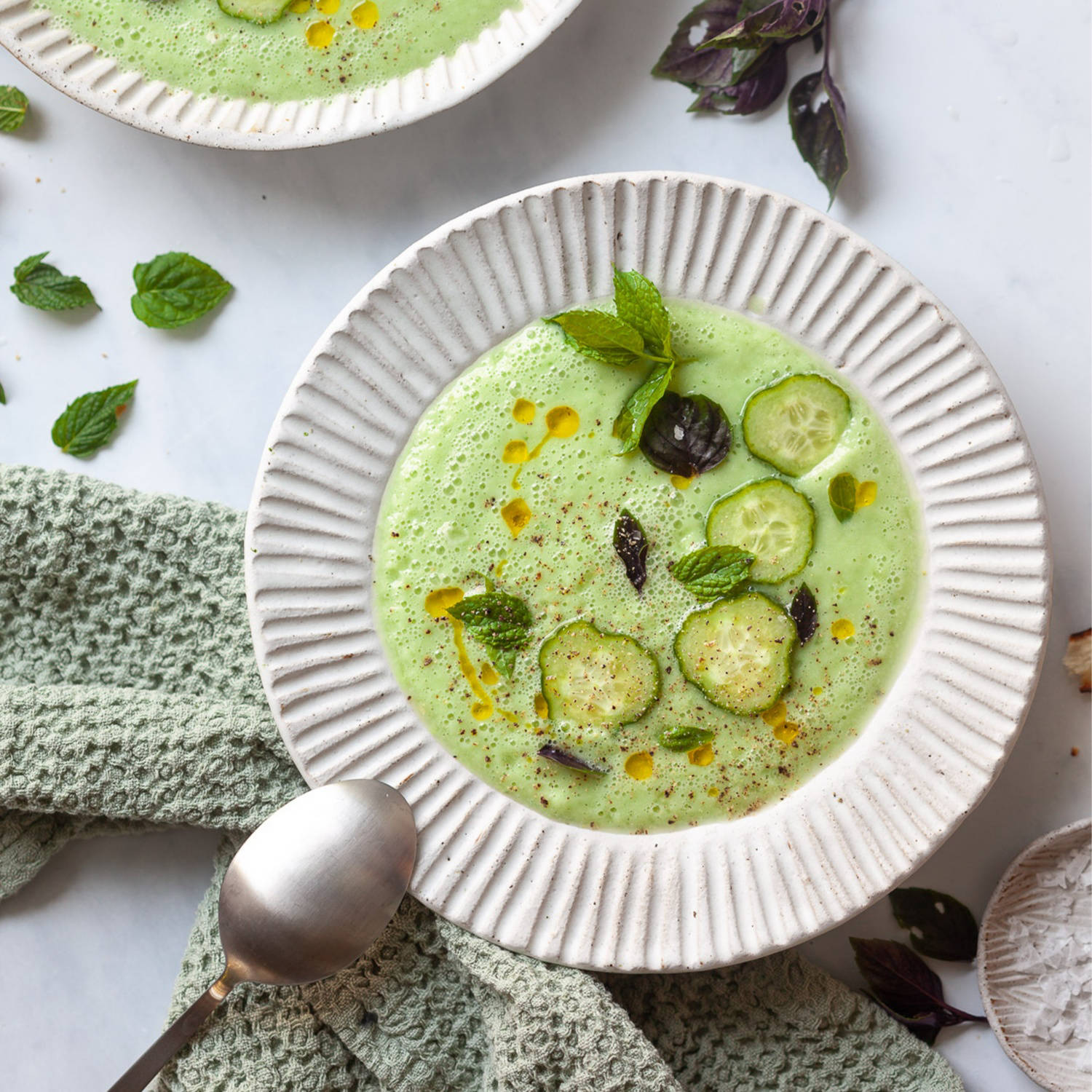 Serviervorschlag: Kalte Gurkensuppe