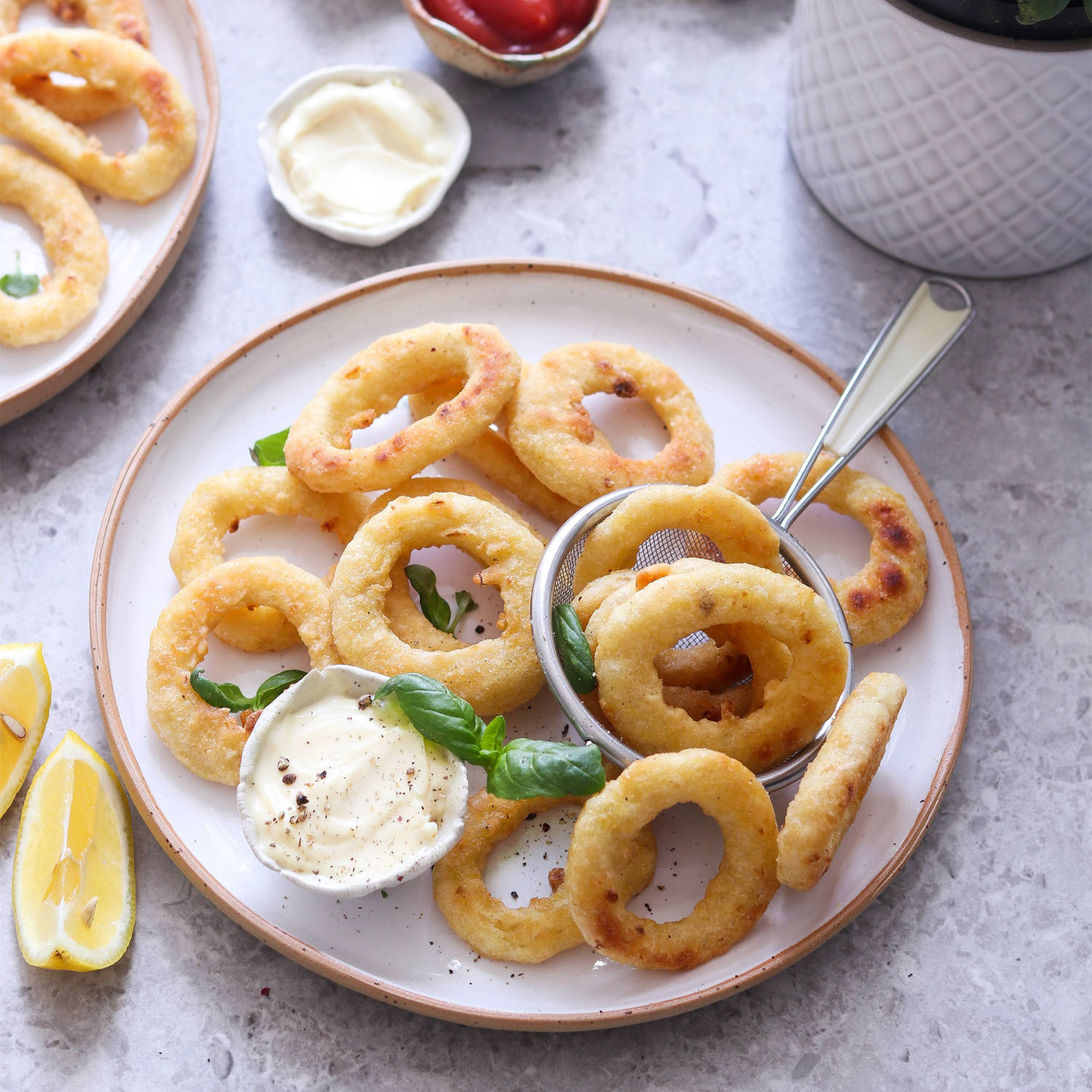 Serviervorschlag: Zwiebelringe mit Zitronen-Mayonnaise