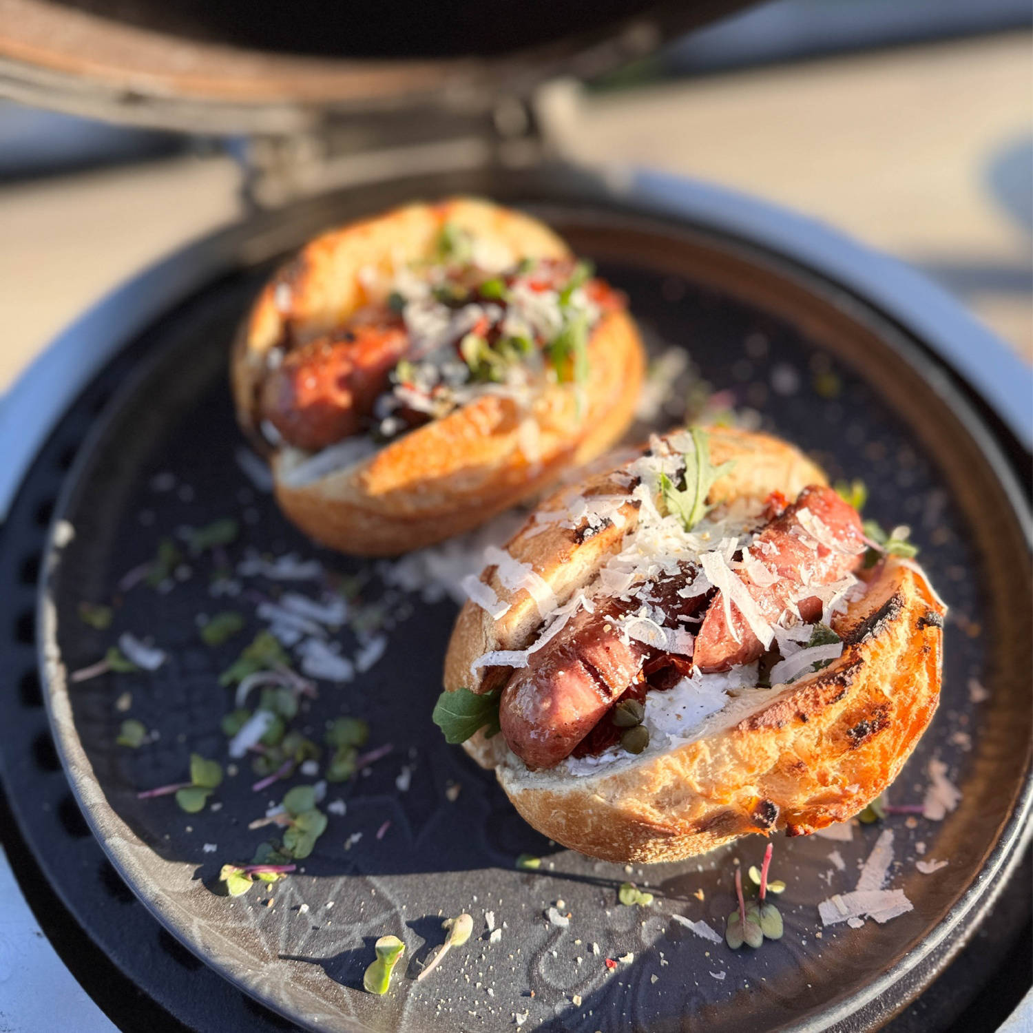 Gegrillte Salsiccia im Hot-Dog-Style