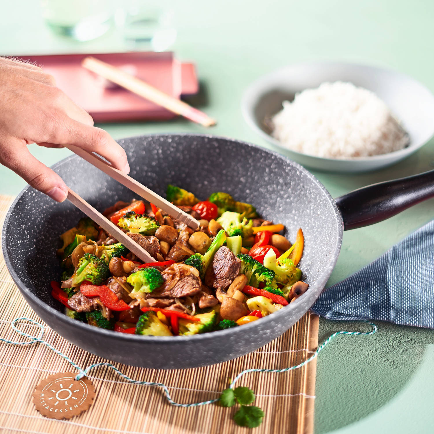 Serviervorschlag: Gemüse-Wok mit Rinderfiletstreifen