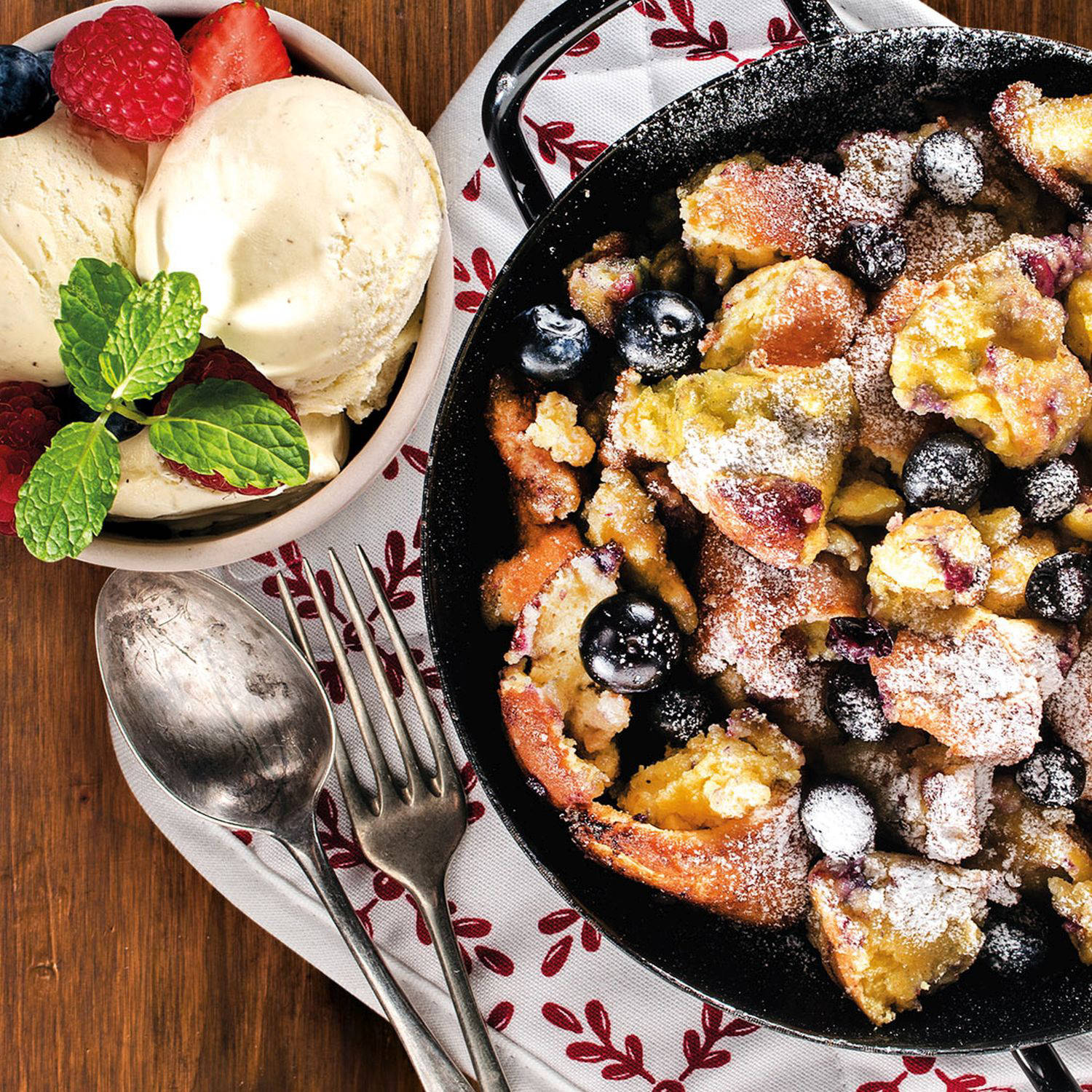 Serviervorschlag: Heidelbeer-Kaiserschmarren mit Vanilleeis