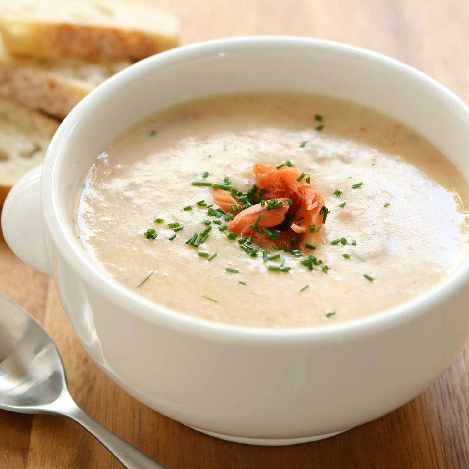 Serviervorschlag: Apfel-Kren-Cremesuppe mit Räucherforelle